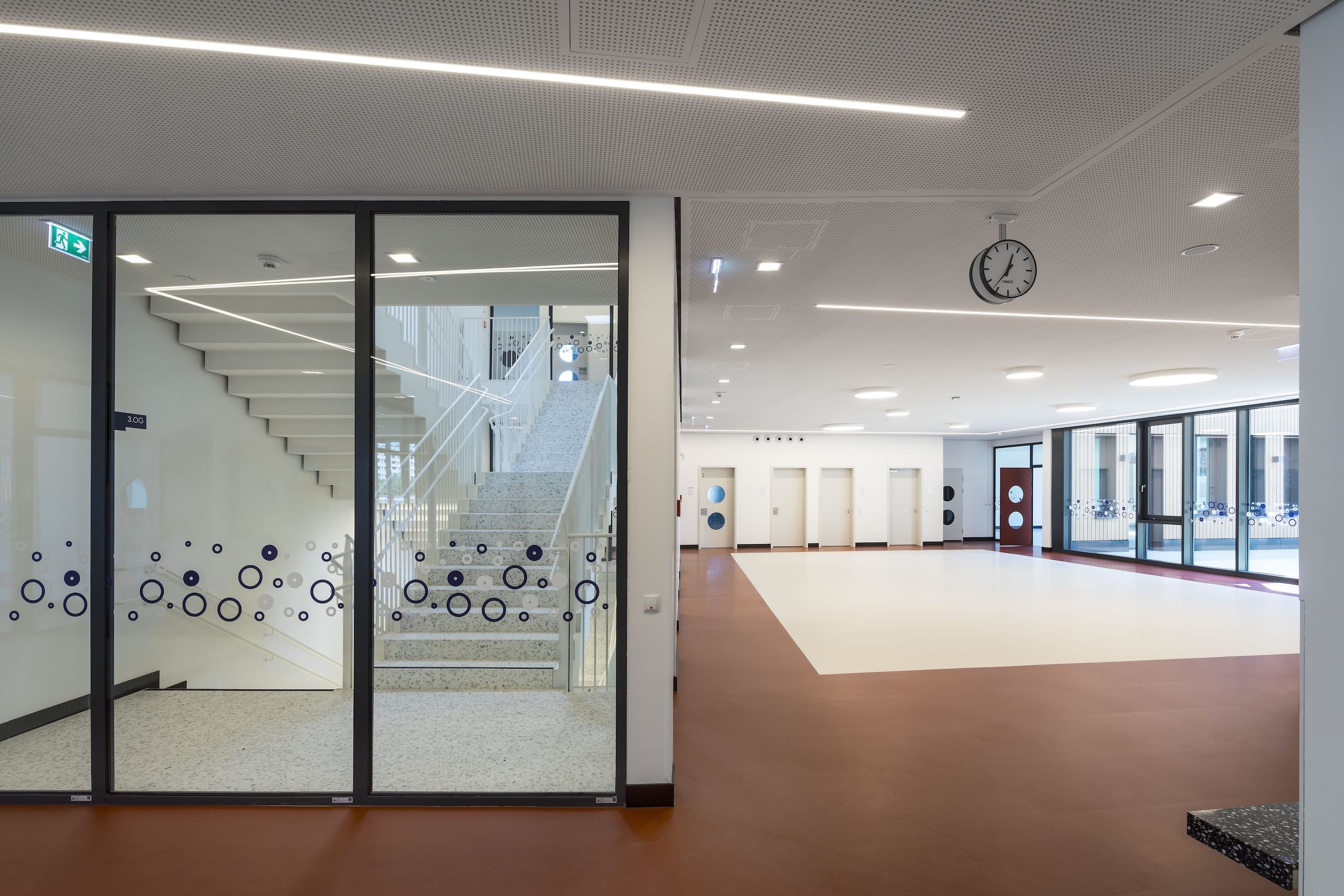 Innen führen dunkle, subtil konturierte Türen und Verglasungen das kontrastreiche Spiel fort. Rund 40 Brandschutzportale Forster Fuego Light in den Ausführungen El30 und El90 sind über das Gebäude verteilt.