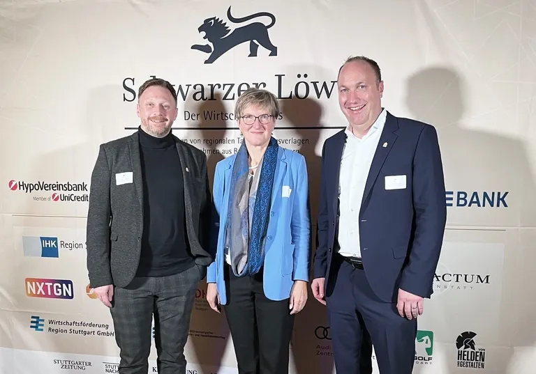 Service Friends CEO Dr. Christian Faden (r.) und Christian Schmidtke (l.), Geschäftsführer des Service Friends Standorts in Stuttgart bei der Preisverleihung zum Wirtschaftspreis Schwarzer Löwe mit Jurymitglied und vbw-Verbandsdirektorin Dr. Iris Beuerle.