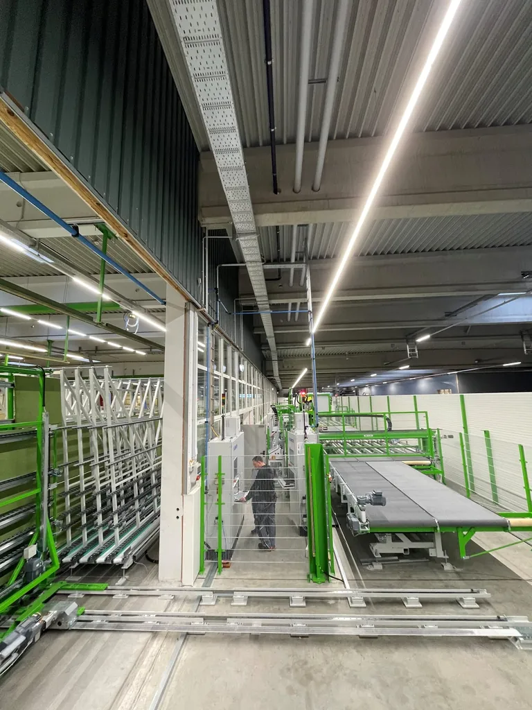 Die neue Anlage für die automatisierte Endmontage ging im Dezember 2025 bei Kneer-Südfenster in den Betrieb.