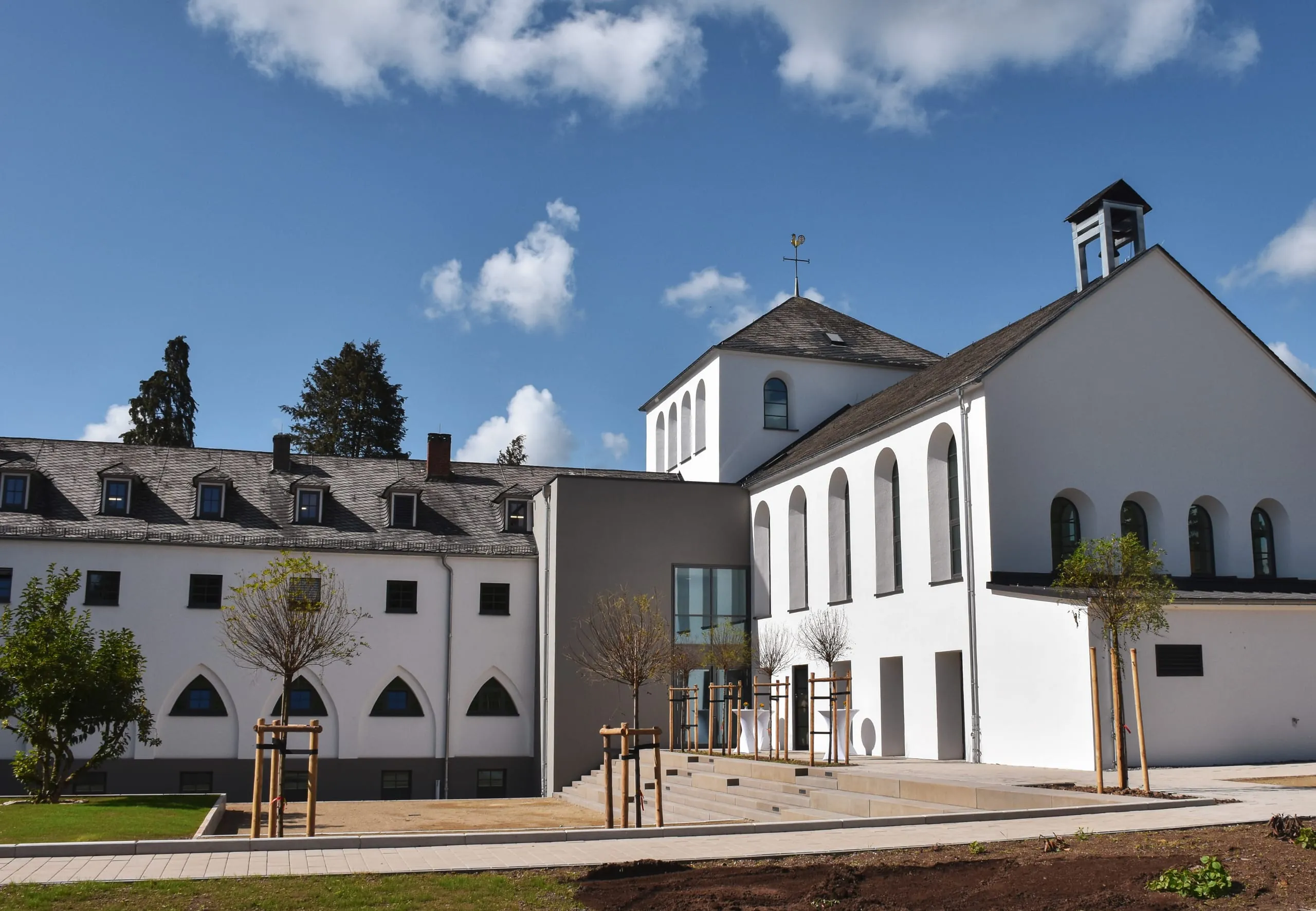 Die Sanierung der ehemaligen Klosteranlage St. Clara auf dem Trierer Petrisberg schuf ein modernes Ausbildungszentrum für die Karl-Borromäus-Schule für Pflegeberufe. In drei Veranstaltungsräumen sorgt das NV Embedded-Lüftungssystem von Window Master mit motorisch betriebenen Fensterantrieben, intelligenter Sensorik und dezentralen Steuerungen für eine bedarfsgerechte Frischluftzufuhr, verbesserte Raumluftqualität und Energieeffizienz.