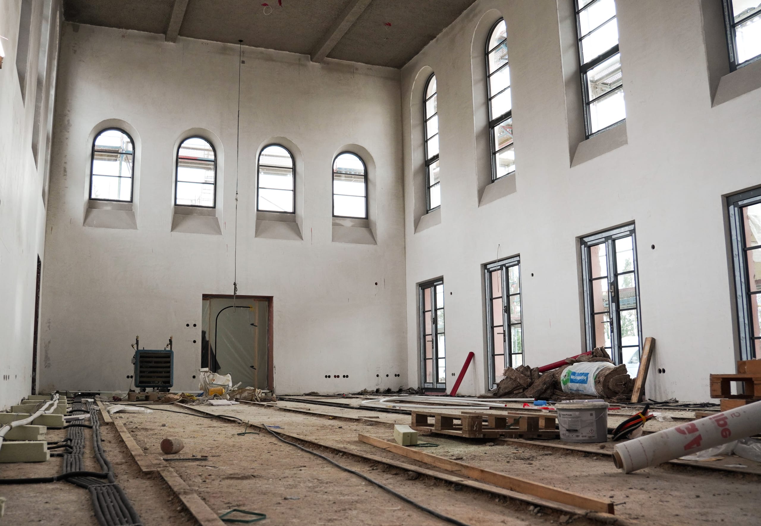 Im Rahmen der technischen Modernisierung wurde ein natürliches Lüftungskonzept umgesetzt, das auf Fensterbetriebe von Window Master setzt. Diese kommen in drei Veranstaltungsräumen zum Einsatz, zwei davon im ersten Obergeschoss und ein weiterer im zweiten Obergeschoss. Jeder dieser Räume bildet eine eigenständige NV Embedded-Zone, die unabhängig voneinander geregelt wird. Das Ergebnis ist eine energieeffiziente Frischluftzufuhr bei gleichzeitiger Sicherstellung einer optimalen Raumluftqualität.