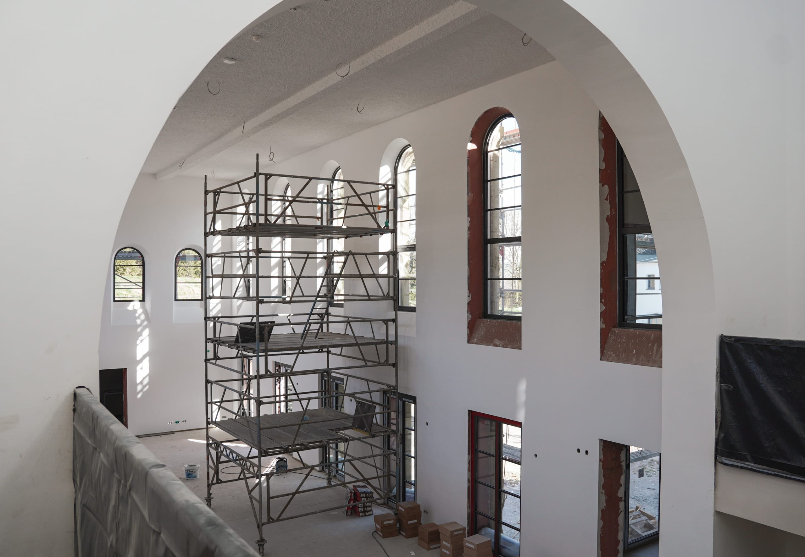 Das Konzept basiert auf einer Querlüftung zwischen der Nord- und Südfassade, wodurch natürliche Druck- und Temperaturunterschiede zur Luftzirkulation genutzt werden. Durch diesen Effekt wird verbrauchte Luft ohne mechanische Unterstützung abgeführt und frische Luft nachgeführt. So kann der Energieverbrauch erheblich reduziert werden, während gleichzeitig ein gleichmäßiges, zugfreies Raumklima gewährleistet bleibt.