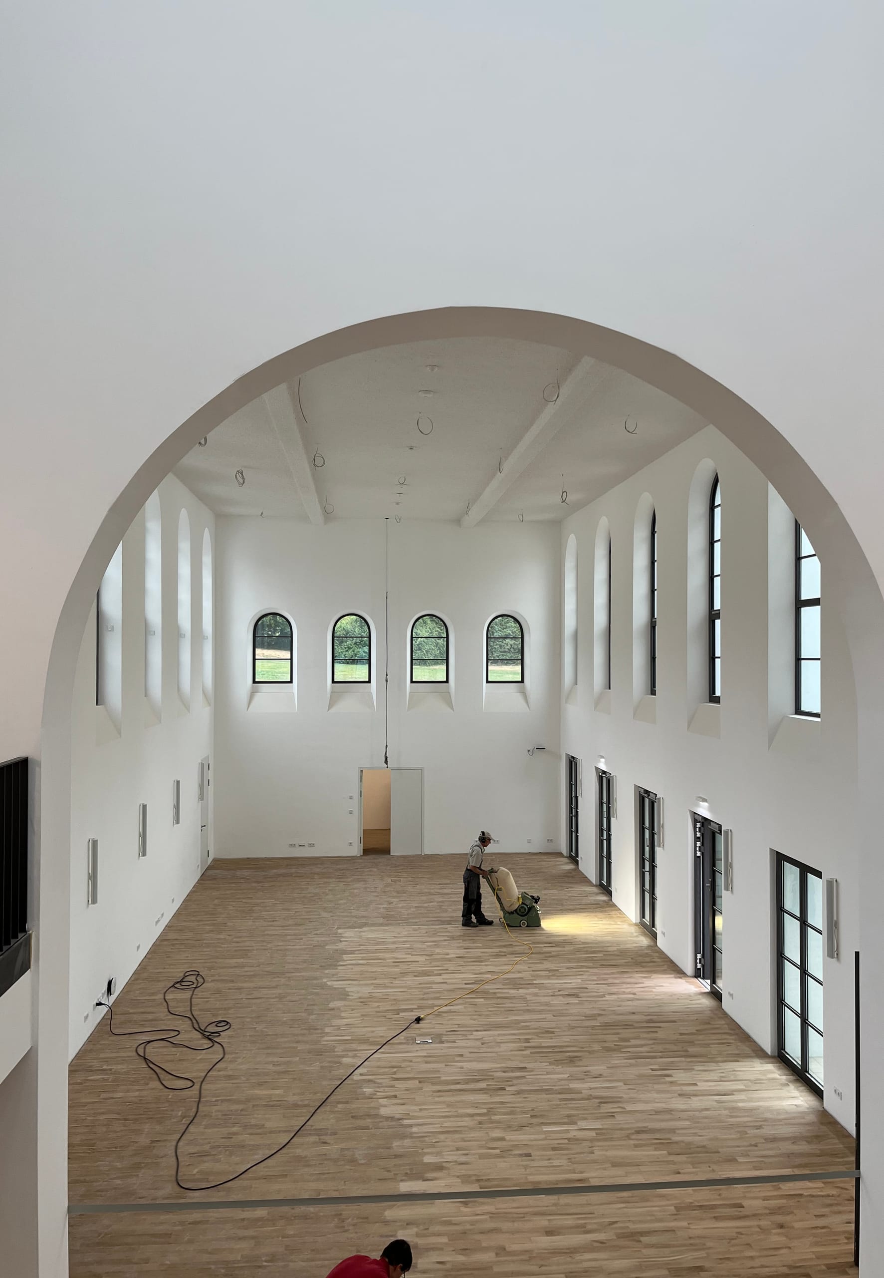 Bei der Einbindung der modernen Gebäudetechnik sollte der Einbau von zentralen Lüftungsgeräten, Luftkanälen oder Schächten möglichst vermieden werden. Die dezentral installierten Fensterantriebe von Window Master boten hier eine technisch wie architektonisch überzeugende Lösung. Sie ermöglichen eine natürliche Lüftung, gleichzeitig fügen sich die kompakten Antriebe unauffällig in die bestehende Fensterarchitektur ein und halten den Raum frei von zusätzlicher Technik.