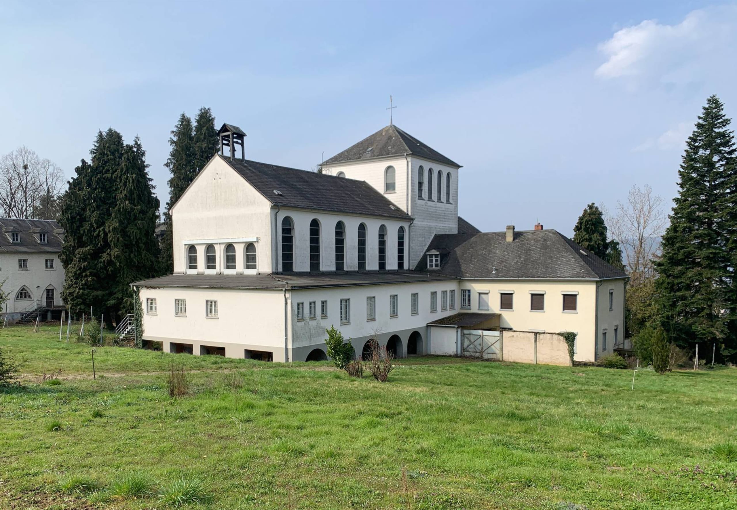 Hier zu sehen: Die historische Klosteranlage aus den 1930er Jahren vor Beginn der umfassenden Sanierung, die die charakteristische Architektur bewahrte. Die Grundstruktur mit Fluren und Raumaufteilung blieb weitgehend erhalten, nur einige nicht tragende Wände wurden entfernt, um großzügigere Klassenräume zu schaffen. Die talseitige Ansicht steht unter Ensembleschutz, wodurch ihre historische Gliederung und Silhouette erhalten bleiben musste.