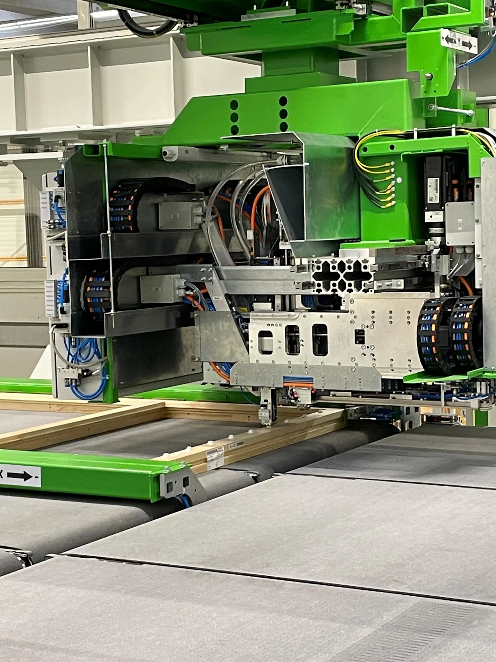 Im Klipsaggregat werden die Klipshalter vollautomatisch und passgenau auf dem Rahmen positioniert und verschraubt. Es können bis zu vier Klipse gleichzeitig montiert werden.