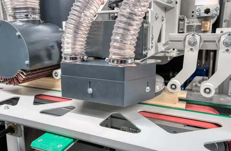 Ecoline bietet mehrere Baureihen für den Holzfensterschliff an: von kompakten Maschinen für kleinere Betriebe bis hin zu Hochleistungsanlagen wie Windsand oder Profilsand.