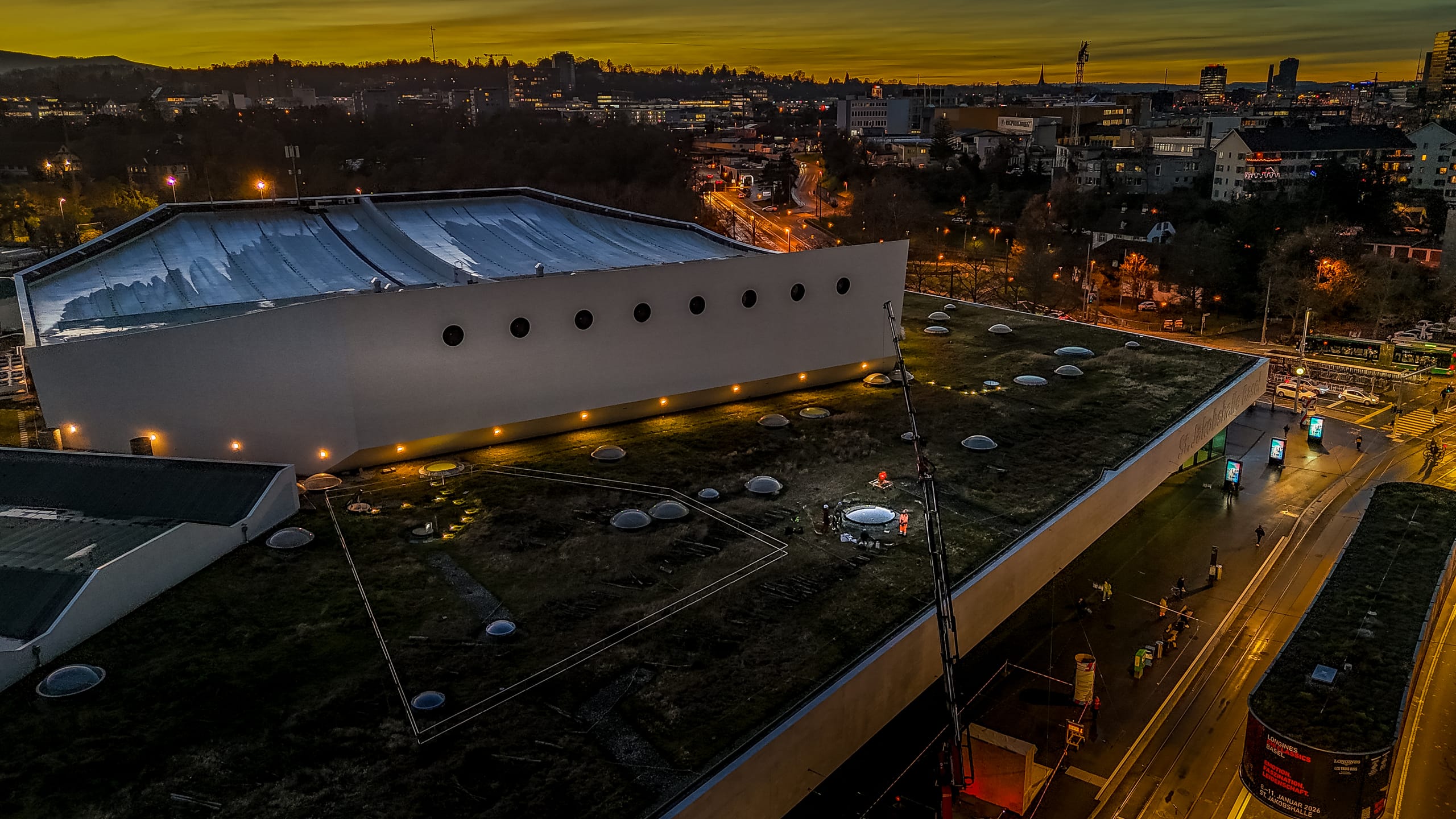 Bei der St. Jakobshalle in Basel (Schweiz) kamen Anlagen von Heavydrive bereits zweimal zum Einsatz. Im Winter 2019 tauschte das Unternehmen dort eine 6,5 x 2,8 Meter große und 1,5 Tonnen schwere Scheibe unter einen drei Meter tiefen Vorsprung. Dies gelang mit zwei speziellen Sauganlagen und dem Heavydrive Manipulator innerhalb von nur einem halben Tag.