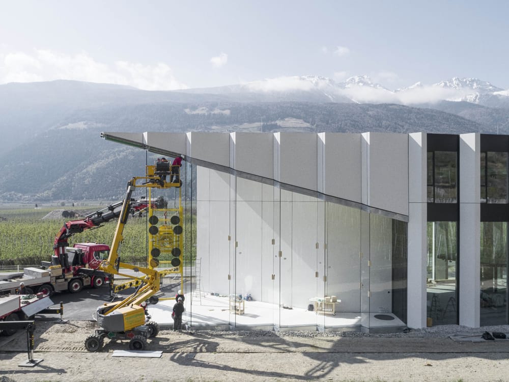 Mit der Zwei-Anlagen-Lösungen von Heavydrive konnten am BSV-Hauptsitz alle Glasscheiben sicher und akkurat innerhalb von zwei Tagen gesetzt werden. Ursprünglich hatte der Kunde für die Montage fünf Tage eingeplant.