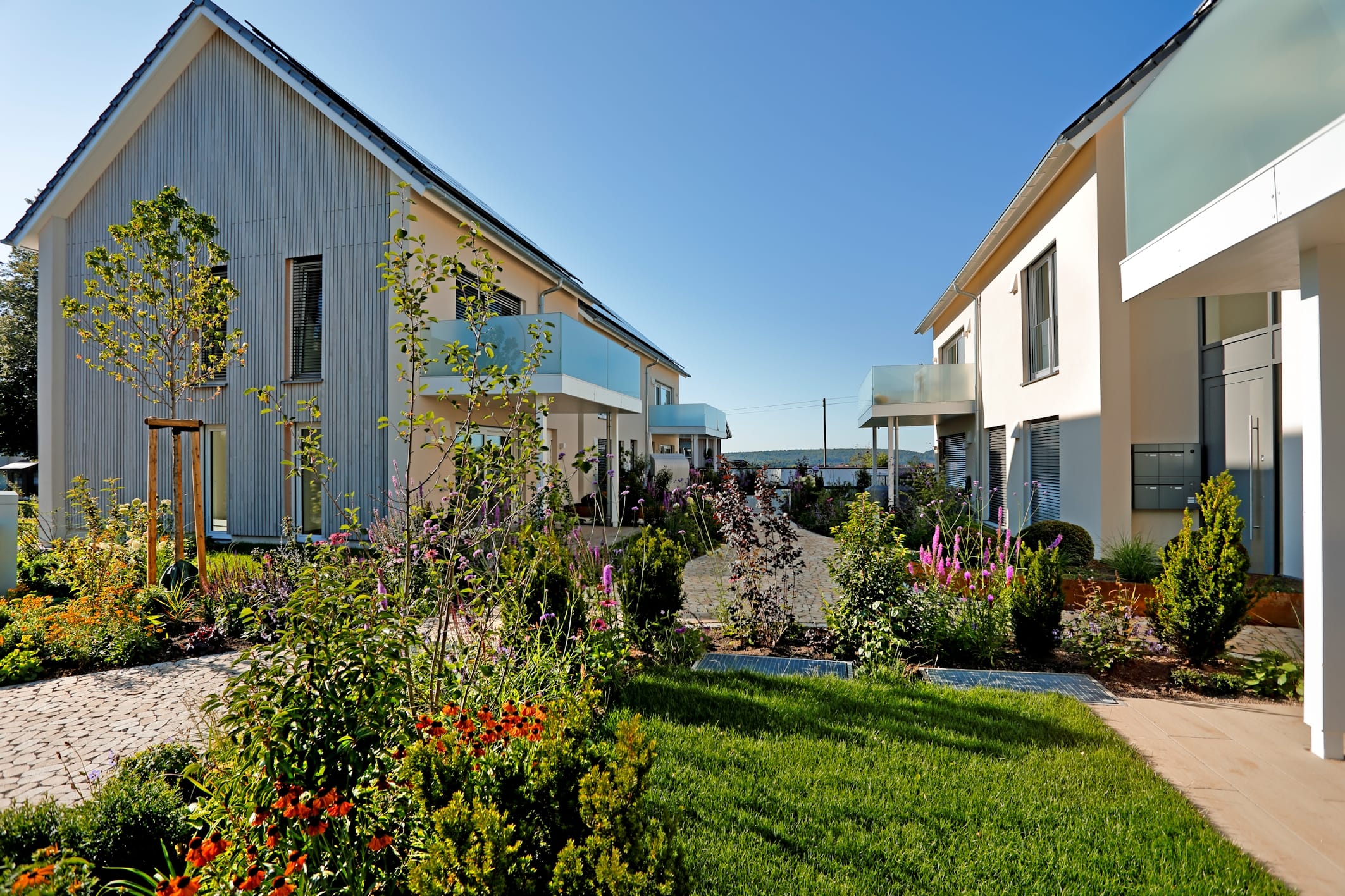 Auf dem historischen Gelände entstanden drei moderne Neubauten mit insgesamt 13 Wohneinheiten und vielfältigen Grundrissen – vom 48 Quadratmeter-Apartment bis zur großzügigen 140 Quadratmeter-Maisonette.