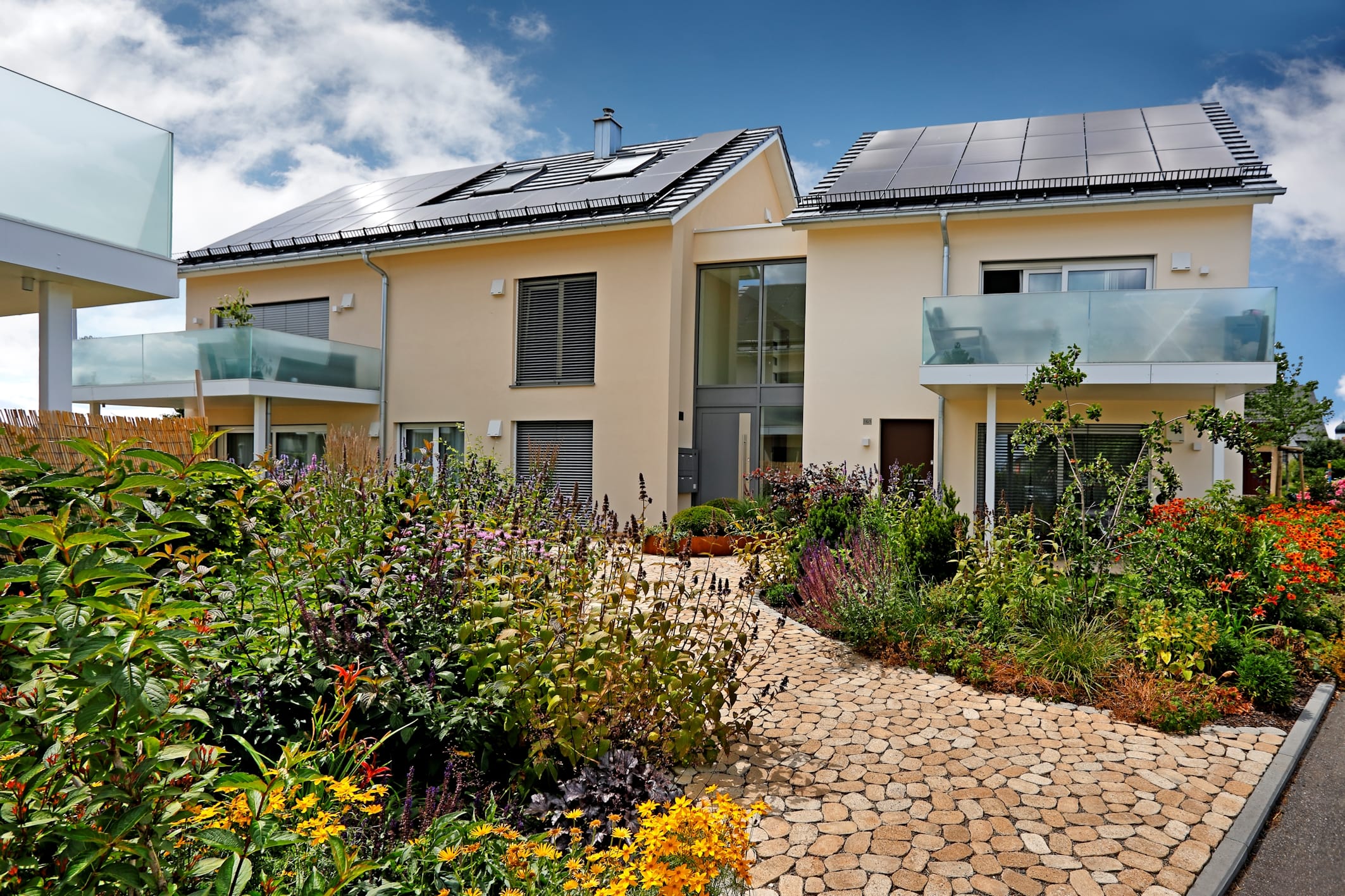 Großzügige Balkone und Terrassen, ein gemeinschaftlicher Gartenhof mit Aufenthaltsqualität und eine vollausgestattete Tiefgarage mit Wallboxen unterstreichen das zukunftsorientierte Konzept.