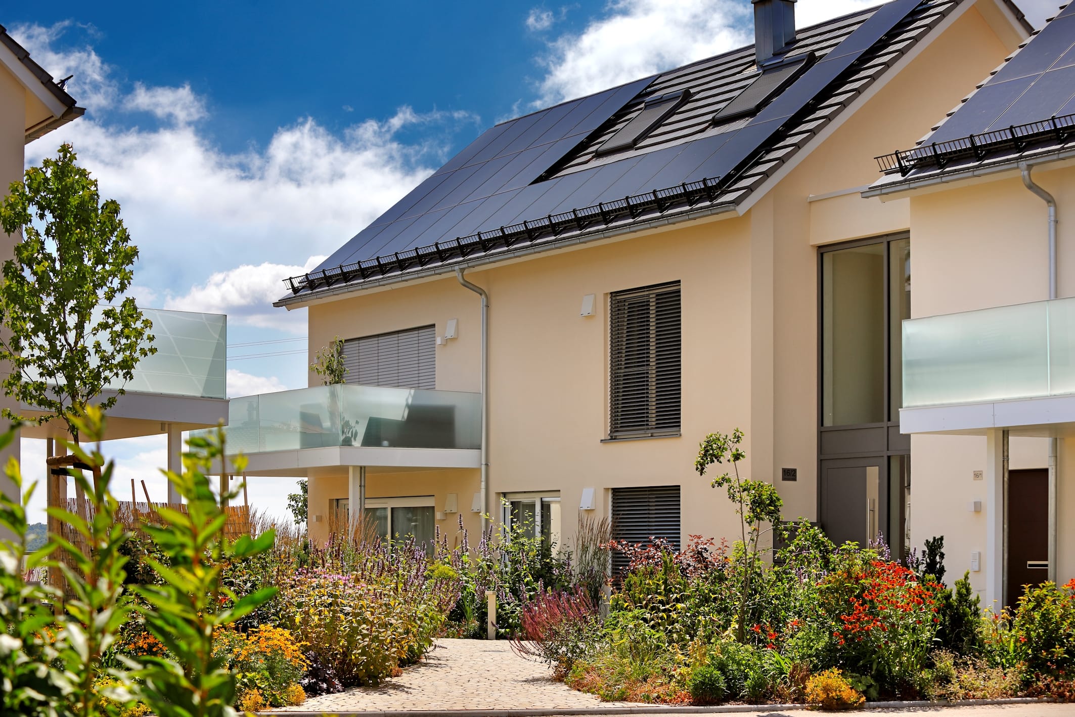 Im Einsatz sind die Kunststoff-Fenstersysteme KF 824 S und KF 404 S HST für die Hebe-Schiebetüren – beide gefertigt von Kneer-Südfenster direkt vor Ort in Westerheim. Sie besitzen eine filigrane Rahmenoptik, pflegeleichte Oberflächen, hohe Witterungsbeständigkeit und starke Dämmwerte (bis zu Uw = 0,73 W/m²K). Auch in Sachen Schallschutz sind die Fenster mit Werten bis Klasse 5 bestens aufgestellt.