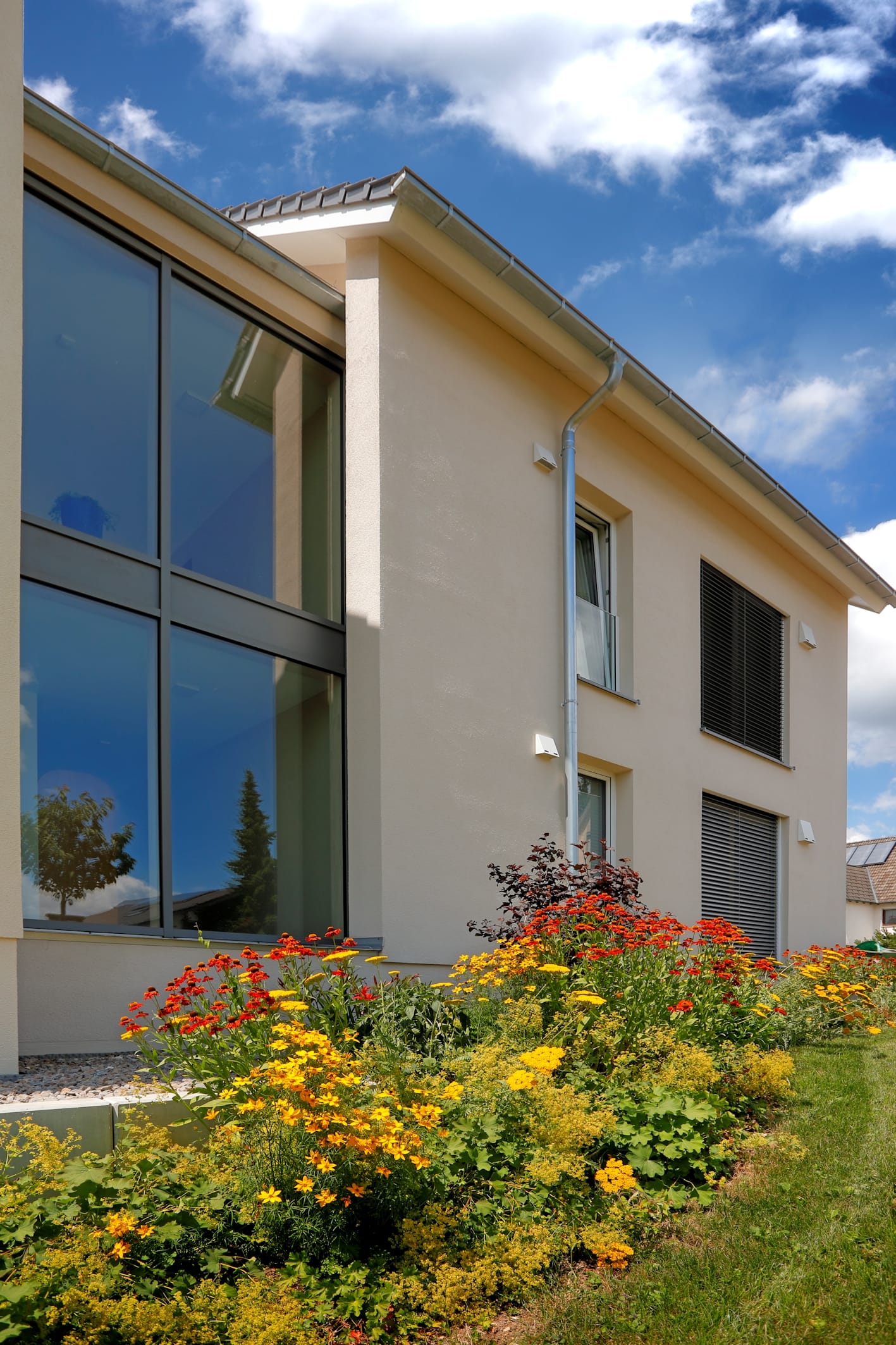 Großflächige Fenster und verglaste Fassaden sind ein zentrales Gestaltungselement der Wohnanlage. Sie holen viel Tageslicht in die Räume und schaffen eine freundliche, offene Wohnatmosphäre.