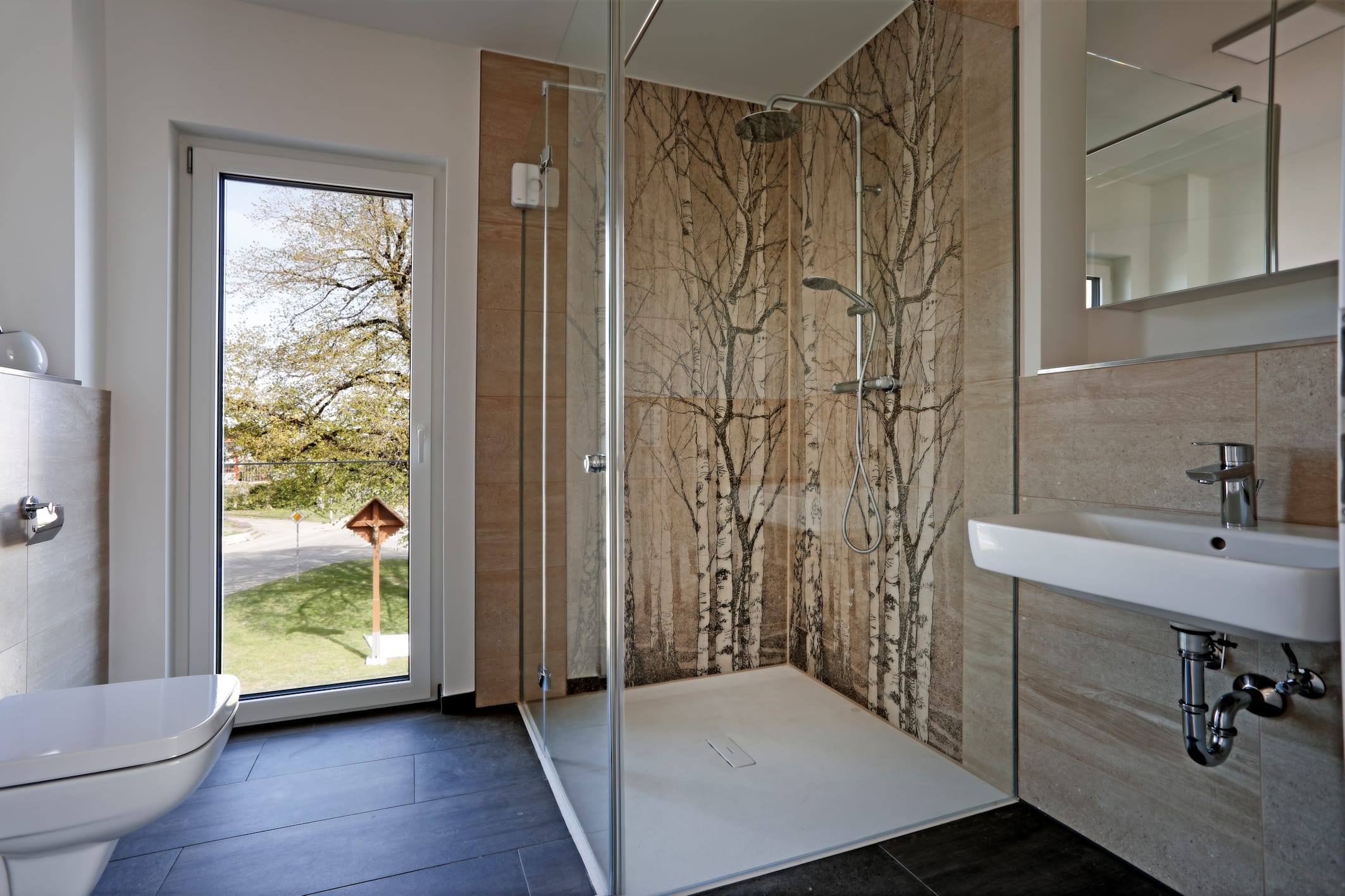 Die Kunststoff-Fenster von Kneer-Südfenster sorgen auch in funktionalen Räumen wie dem Bad für ein helles, freundliches Ambiente.