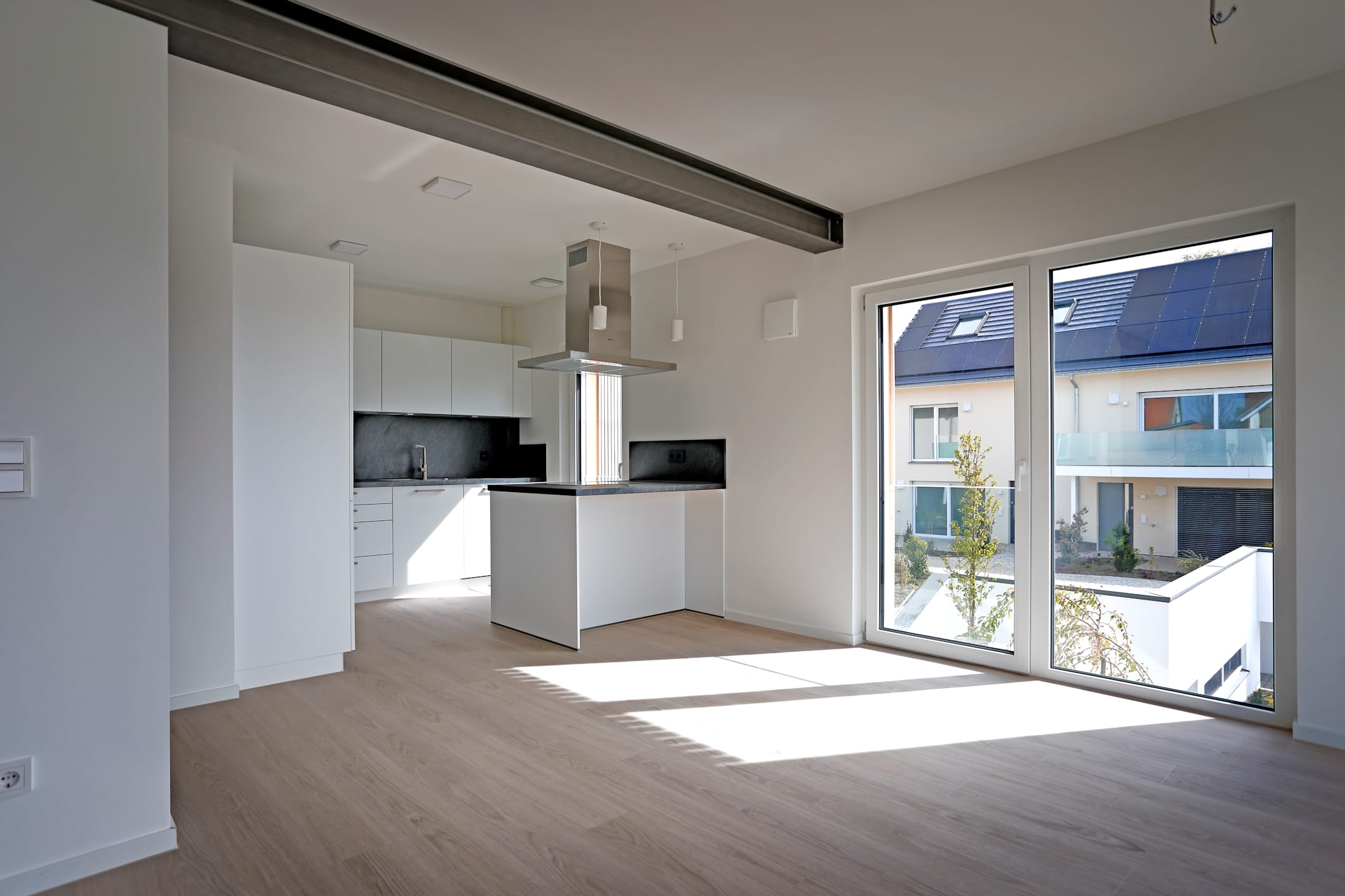 Die Fenster bilden einen integralen Baustein des nachhaltigen Energiekonzepts. Dank Dreifach-Isolierverglasung und 7-zonigem Rahmenprofil bleiben Räume im Winter warm und im Sommer angenehm temperiert. Gleichzeitig reduzieren sich der Energiebedarf und dafür aufgewendete Kosten für Mieter.