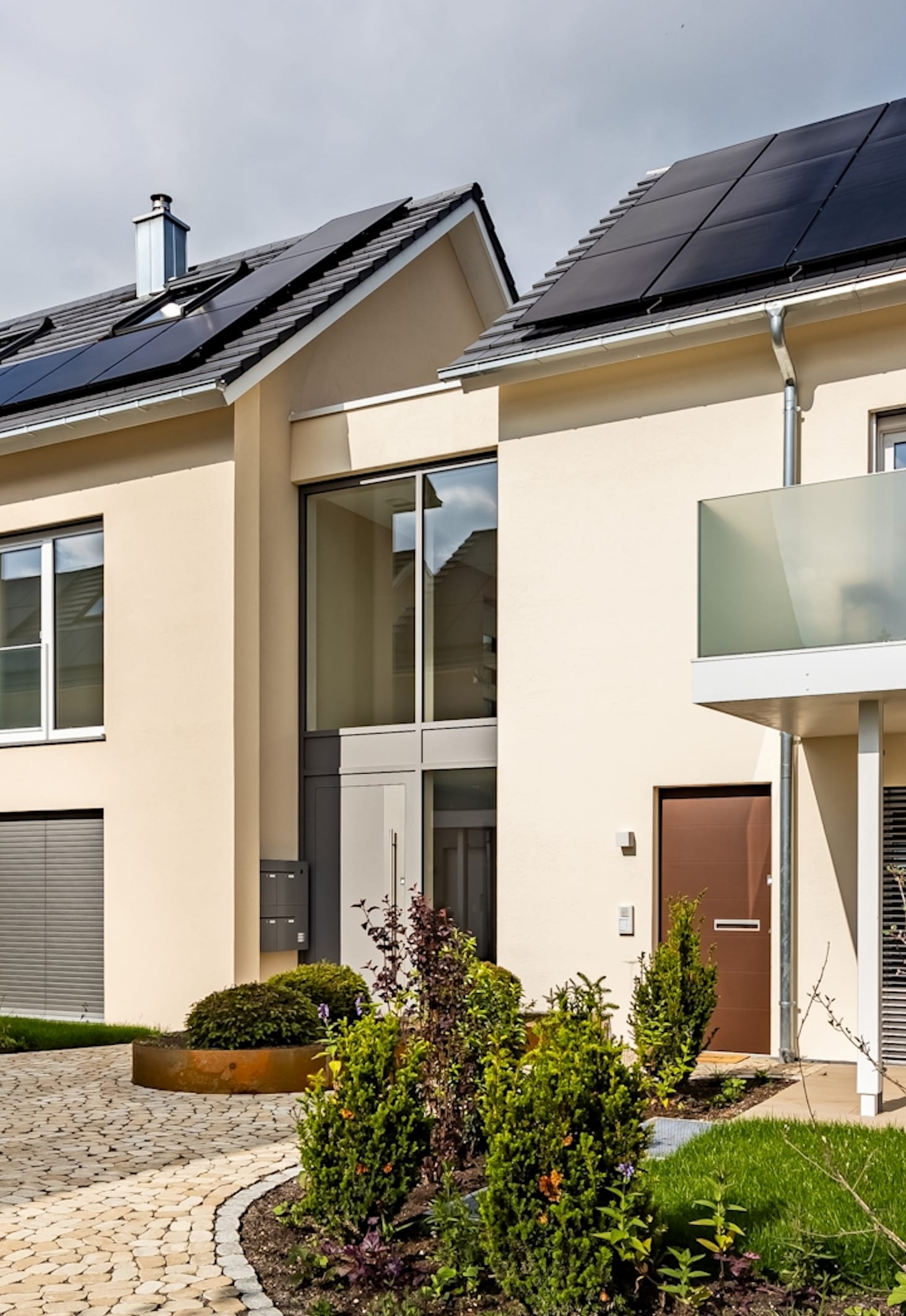 Die Hauptzugänge der drei Gebäude sind als Pfosten-Riegel-Fassaden ausgeführt, mit großzügigen Glasflächen und einer modernen Anmutung.