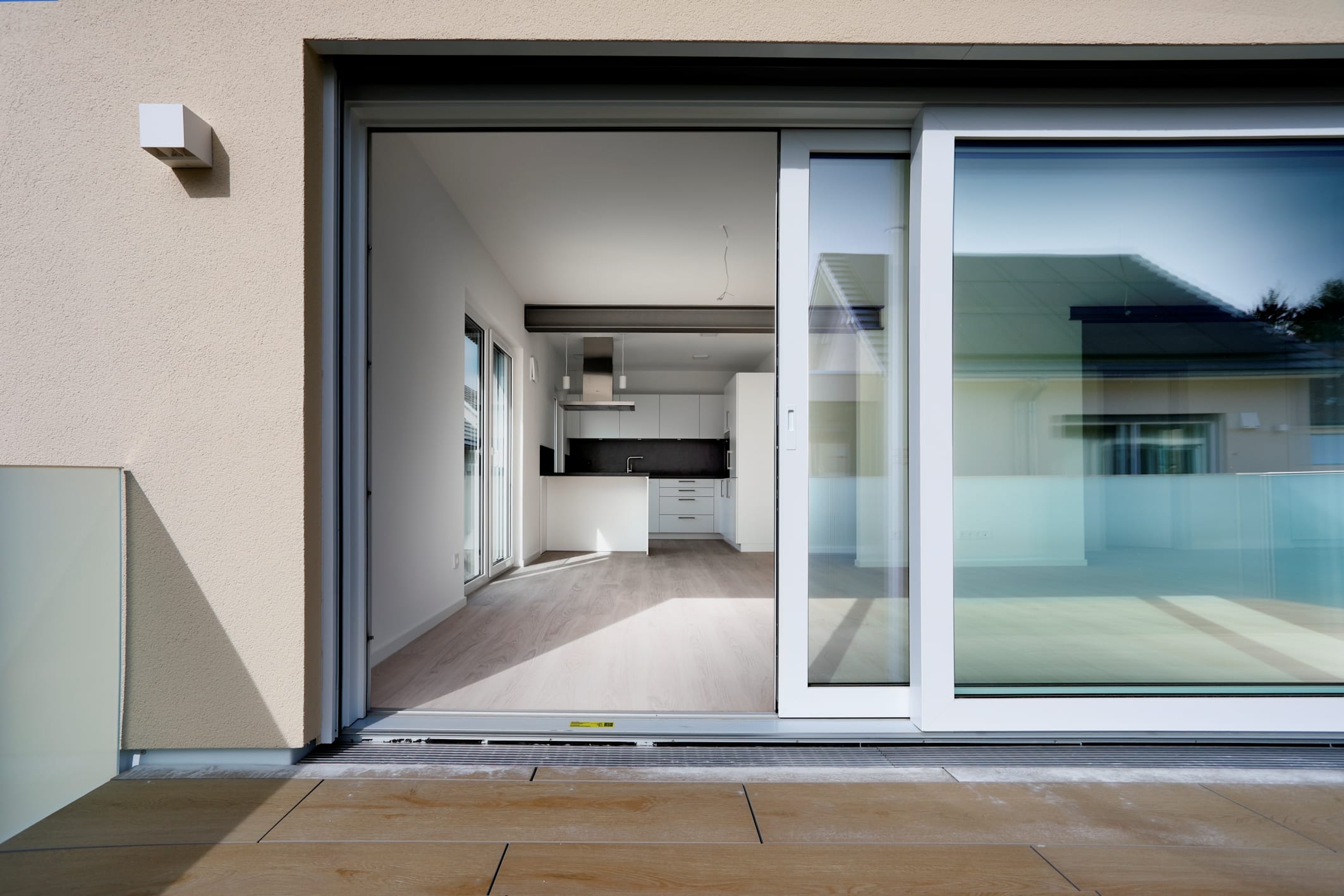 Die leichtgängigen Hebe-Schiebetüren KF 404 S HST mit ihrer guten Wärmedämmung schaffen barrierefreie Übergänge zwischen innen und außen.