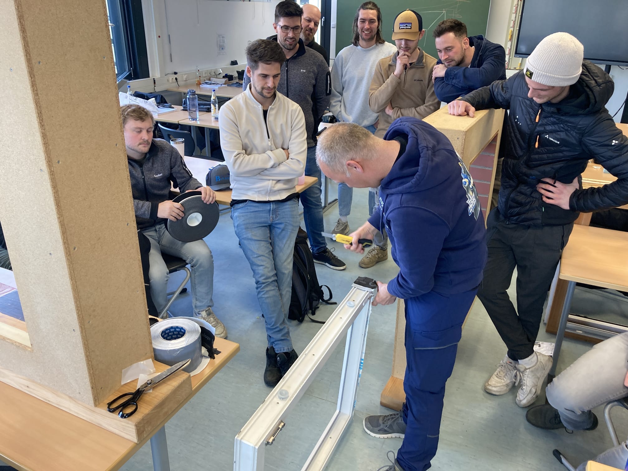 Am Ende der Schulung ging es in die Praxis: Die Schüler legten selbst Hand an und dichteten Fenster mit Produkten von Iso-Chemie ab. Einblicke dazu in den weiteren Bildern.