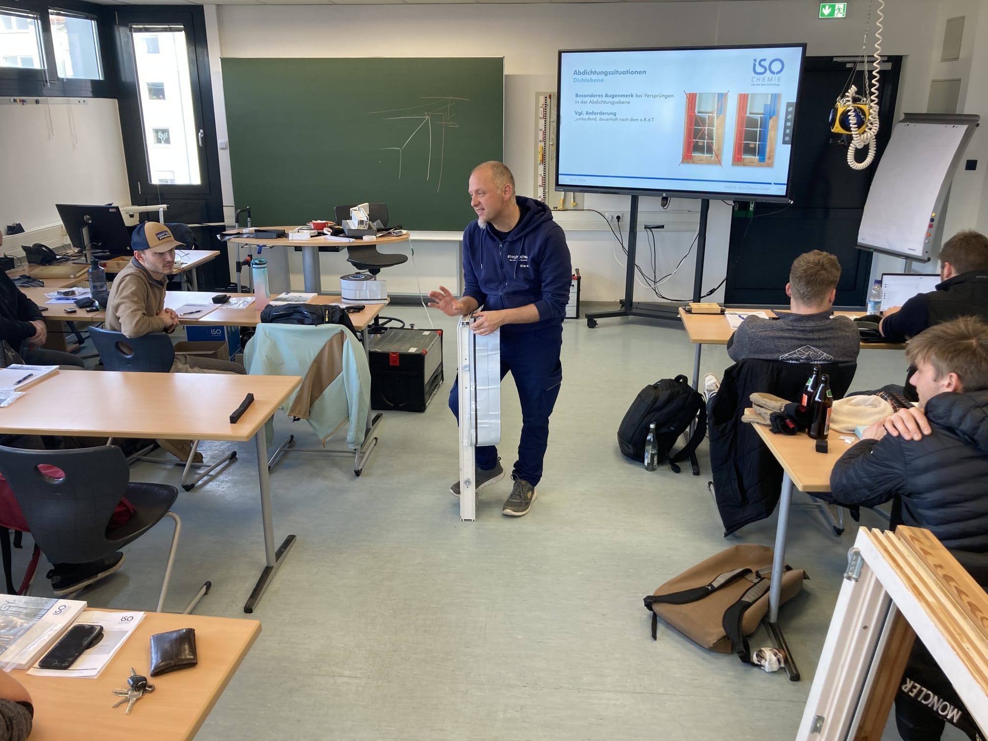 Dozent Andreas Stein, Projektingenieur bei Iso-Chemie, vermittelte fundierte Grundlagen zur Fugenabdichtung mit Dichtbändern, Foliensystemen und spritzbaren Dichtstoffen – inklusive wertvoller Tricks & Tipps zur Vermeidung typischer Abdichtungsfehler.