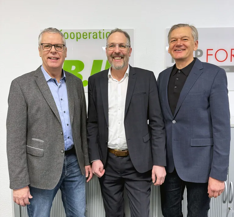 V.l.n.r.: Georg Vetter (ehemaliger Gesch&auml;ftsf&uuml;hrer Baubeschlag-Union), Hans-Ulrich Sachse, Rickmer Johannes Topf (Aufsichtsratsvorsitzender der Baubeschlag-Union.