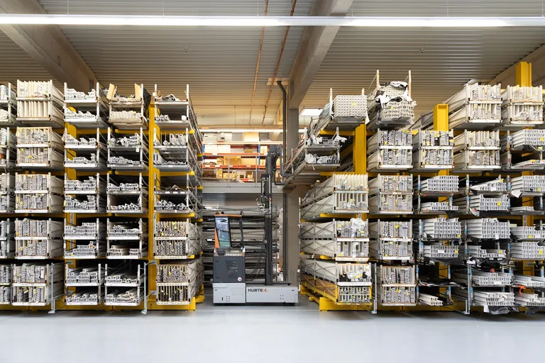 Langgutpaletten und -profile platzsparend lagern: Die verfahrbaren Lagermodule stehen dicht an dicht nebeneinander. Erst zum Be- und Entladen wird eine Lücke verfahren.