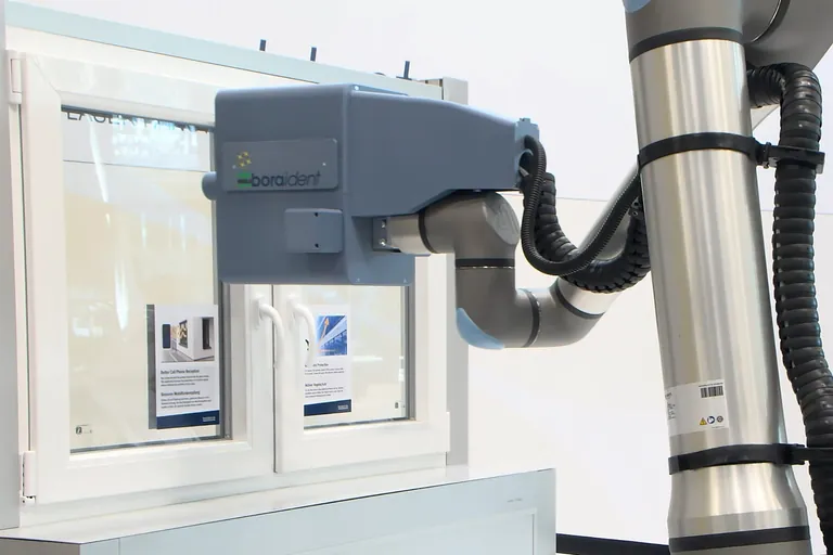 Die Veredelung zum wirksamen Vogelschutzglas kann im Laserdruckverfahren auch nachträglich noch erfolgen.