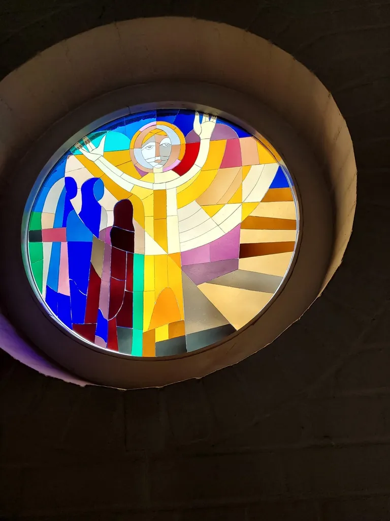 Das Fenster mit dem Titel "Drei Frauen am Grab" zeigt die biblische Szene der Auferstehung Jesu.