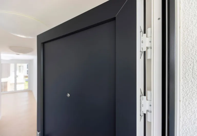 Die B&auml;ndertechnik von SFS ist auf unterschiedliche T&uuml;rsysteme abgestimmt und unterst&uuml;tzt eine sichere Funktion im t&auml;glichen Einsatz.