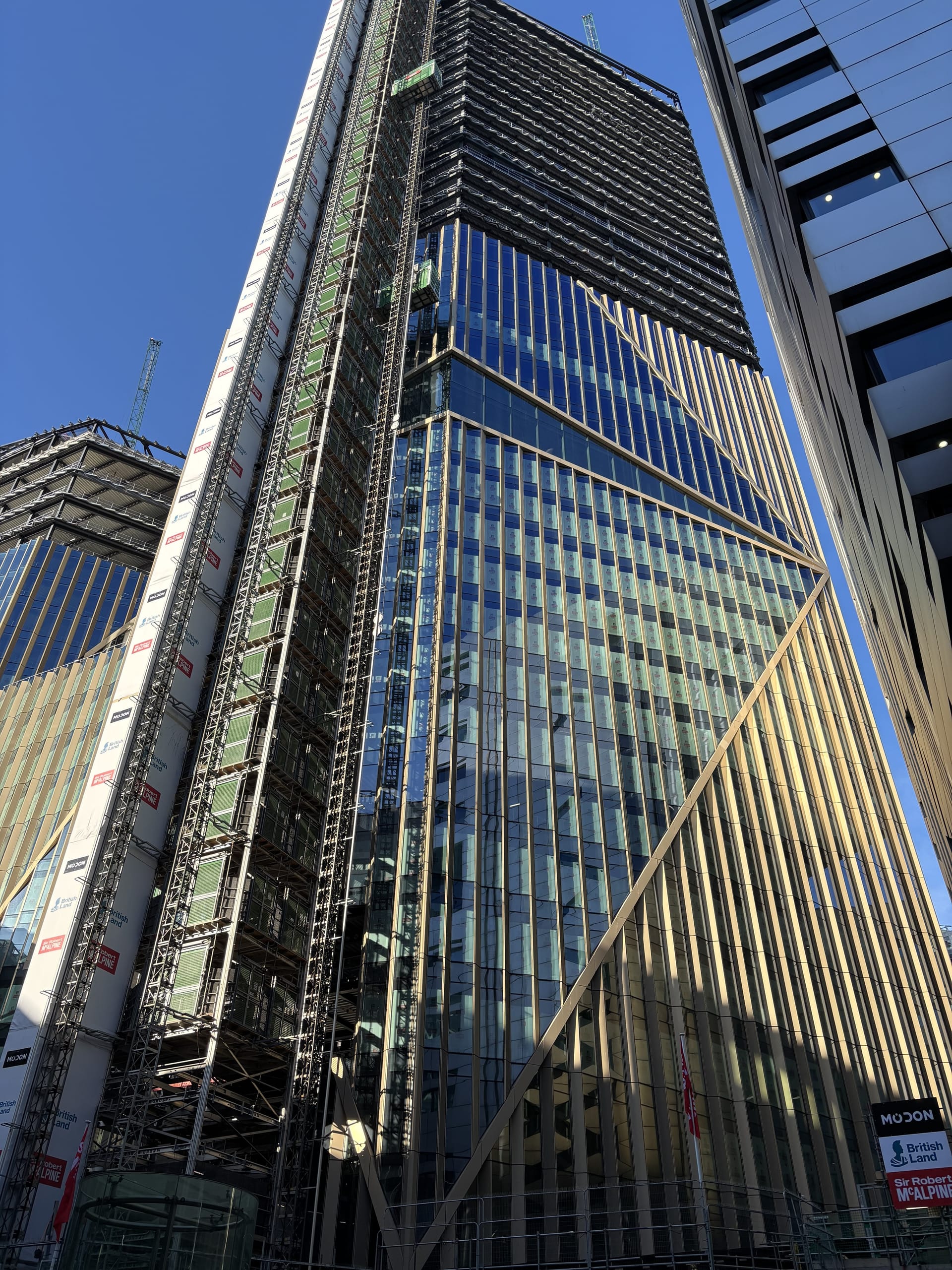 "2 Finsbury Avenue" ist ein aktuelles Bauprojekt im Londoner Finanzviertel, mit dem die Lead-Architekten von 3XN die Gebäudezertifizierung BREEAM Outstanding und Net Zero Carbon anstreben. Der Bau und der spätere Betrieb des Gebäudes sollen durch hybride Energiesysteme, Prinzipien der Kreislaufwirtschaft und Focchis vorgefertigte Elementfassade einen minimierten CO2-Fußabdruck erzeugen. Für das 12-stöckige verbindende Podium und die zwei Türme mit 38 bzw. 23 Stockwerken lieferte AGC Interpane mehr als 27.000 Quadratmeter Stopray-Sonnenschutz- und iplus-Wärmedämmverglasungen, auch in vielen dreieckigen und trapezförmigen Sonderformen, die aktuell montiert werden. Die Fertigstellung des Gebäudes ist für 2027 geplant.