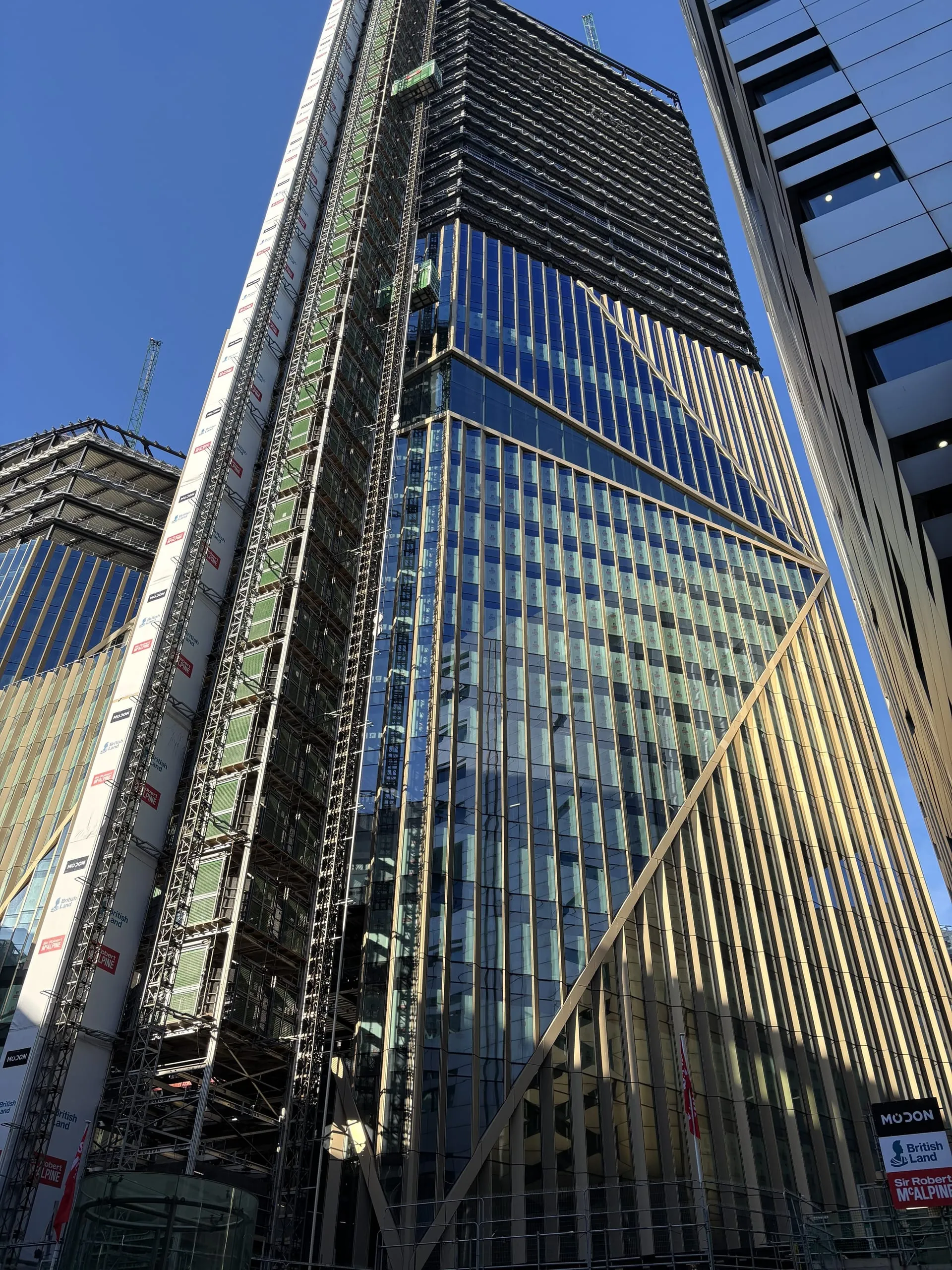 "2 Finsbury Avenue" ist ein aktuelles Bauprojekt im Londoner Finanzviertel, mit dem die Lead-Architekten von 3XN die Gebäudezertifizierung BREEAM Outstanding und Net Zero Carbon anstreben. Der Bau und der spätere Betrieb des Gebäudes sollen durch hybride Energiesysteme, Prinzipien der Kreislaufwirtschaft und Focchis vorgefertigte Elementfassade einen minimierten CO2-Fußabdruck erzeugen. Für das 12-stöckige verbindende Podium und die zwei Türme mit 38 bzw. 23 Stockwerken lieferte AGC Interpane mehr als 27.000 Quadratmeter Stopray-Sonnenschutz- und iplus-Wärmedämmverglasungen, auch in vielen dreieckigen und trapezförmigen Sonderformen, die aktuell montiert werden. Die Fertigstellung des Gebäudes ist für 2027 geplant.