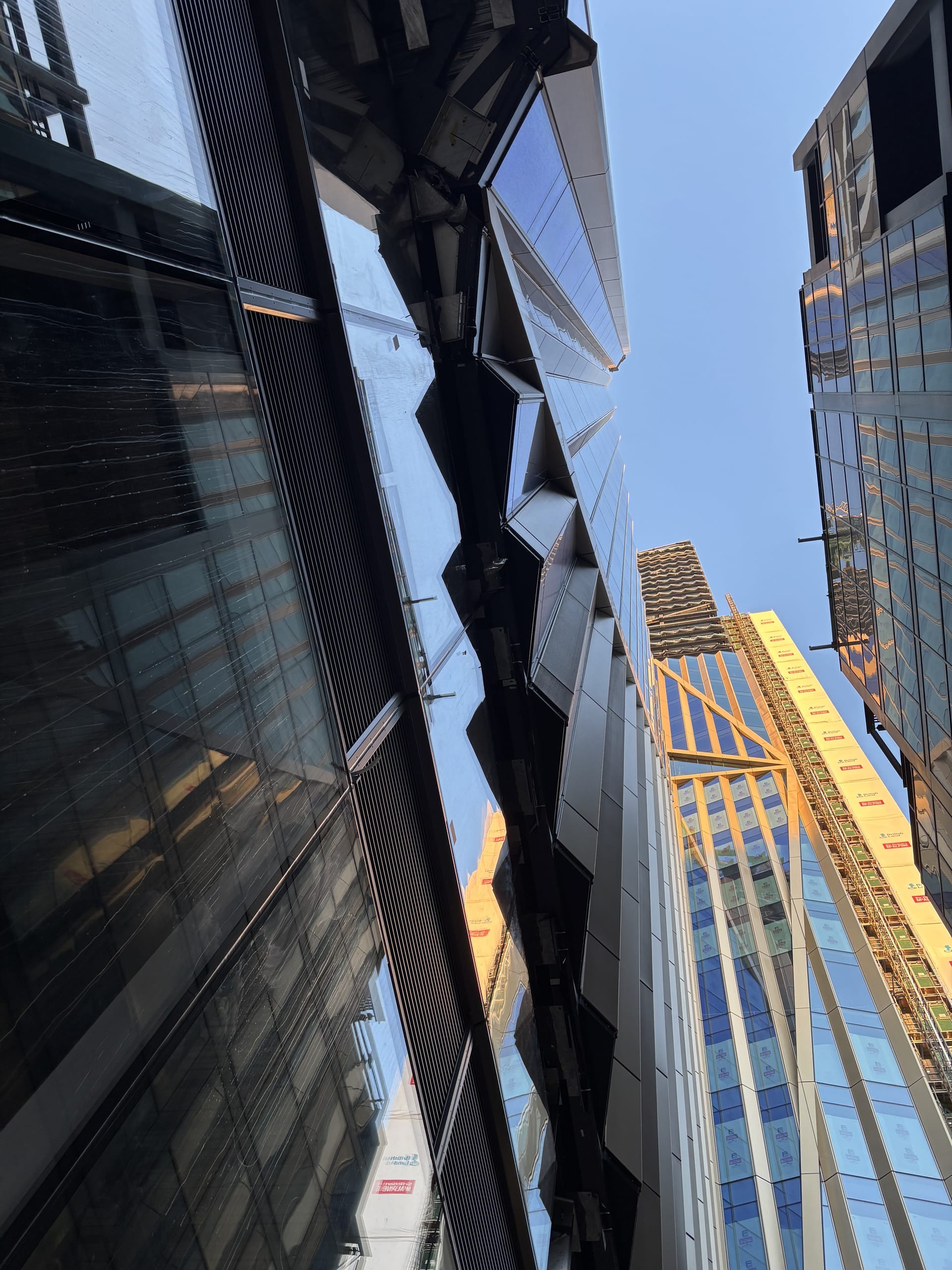 Für die komplexe, geometrisch ansprechende Gebäudehülle setzt Fassadenbauer Focchi im Podium, Ost- und Westturm auf eine modulare, strukturell silikonverglaste Elementfassade mit auffälliger Sägezahnform. Sie besteht aus Sichtbereichen mit hochleistungsfähigen Stopray Vision 52/27-Sonnenschutzverglasungen von AGC Interpane, doppelt verglasten Schattenfugen-Brüstungsplatten und opaken Teilen, die außen mit einer auffälligen Aluminiumstruktur verkleidet sind: Teils massiv, teils perforiert mit einer gold-sandfarbenen Oberfläche, durchqueren sie die Türme diagonal in unterschiedlichen Neigungswinkeln und bilden so eine interessante 3D-Geometrie.