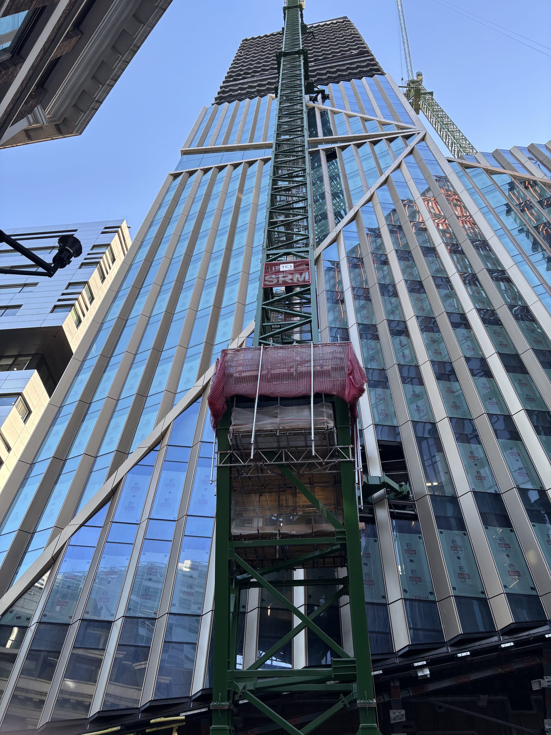 Im Erdgeschoss kommt ein Sticksystem mit Wärmedämmverglasungen zum Einsatz, das besonders viel Tageslicht in die Räume lässt. Es wurde von AGC Interpane innen und außen mit dem Weißglas Clearvision zu Verbundsicherheitsgläsern aufgebaut und auf Position 5 mit besonders farbneutralen iplus-Coatings für exzellente Wärmedämmung beschichtet. Focchi hat zudem die Verkleidung für die Gemeinschaftsbereiche geliefert, die sich mit ihrer dreieckigen Geometrie über mehrere Etagen erstreckt. Zischen dem Ost- und Westturm wird sich später ein Wintergarten mit einem verglasten Oberlicht auf einer tragenden Unterkonstruktion aus laminiertem Holz und Stahl befinden.