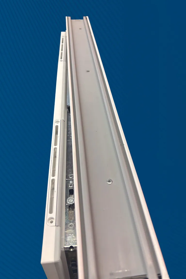 Der Fensterfalzlüfter FFL-smart ist im Überschlag positioniert und sei mit 20 Millimeter Höhe und je nach Profil 13 bis 20 Millimeter Tiefe eine Konstante beim Kunststofffenster.