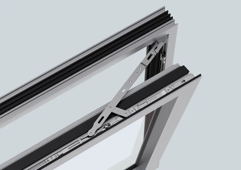 Die Montage des Alu XT wird durch selbstpositionierende, einschwenkbare Beschlagbauteile mit einfacher Sicherung und einer flexiblen Montagereihenfolge effizient gestaltet.