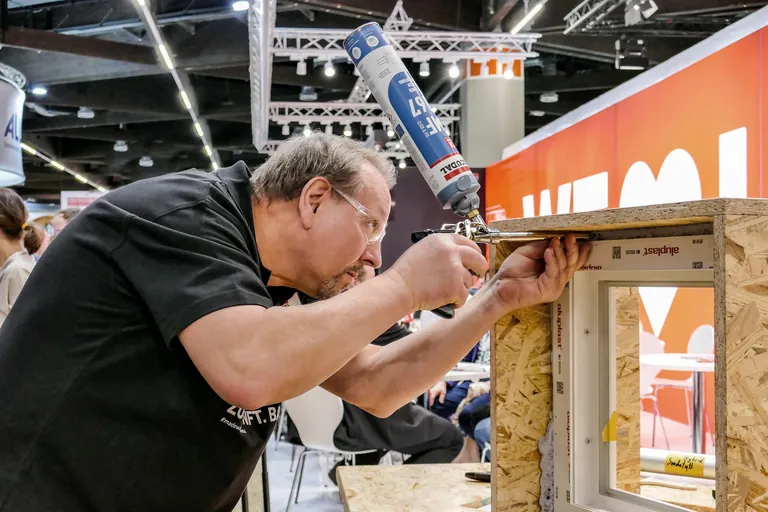 Soudal stellt am Messestand seine vielfältigen Produktlösungen im Fenstersegment vor und lädt zum Ausprobieren ein. Die Zwei-Ebenen-Abdichtung MF167, das Highlight der vergangenen FENSTERBAU FRONTALE geht in die nächste Runde.