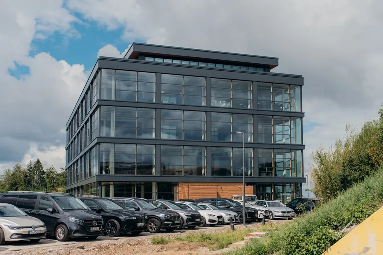 Mit 86 intelligent geregelten Hywin-Fassadenmodulen wurde im GreenTech Hub in Memmingen die weltweit erste voll integrierte, selbststeuernde Clima Tech Facade (CTF) mit dem Raico-Profilsystem in Betrieb genommen. Jedes dieser Hywin-Module integriert Heizen, Kühlen und Sonnenschutz in einem einzigen System.