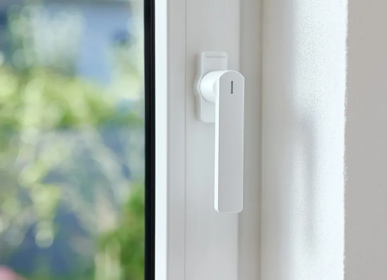 Der smarte Fenstergriff unterst&uuml;tzt &uuml;ber den Standard Matter die Einbindung in Smart-Home-Systeme. Jetzt in der 2. Generation erh&auml;ltlich, zeichnet er sich durch stabile Funkverbindungen und eine pr&auml;zise &Ouml;ffnungs&uuml;berwachung aus.