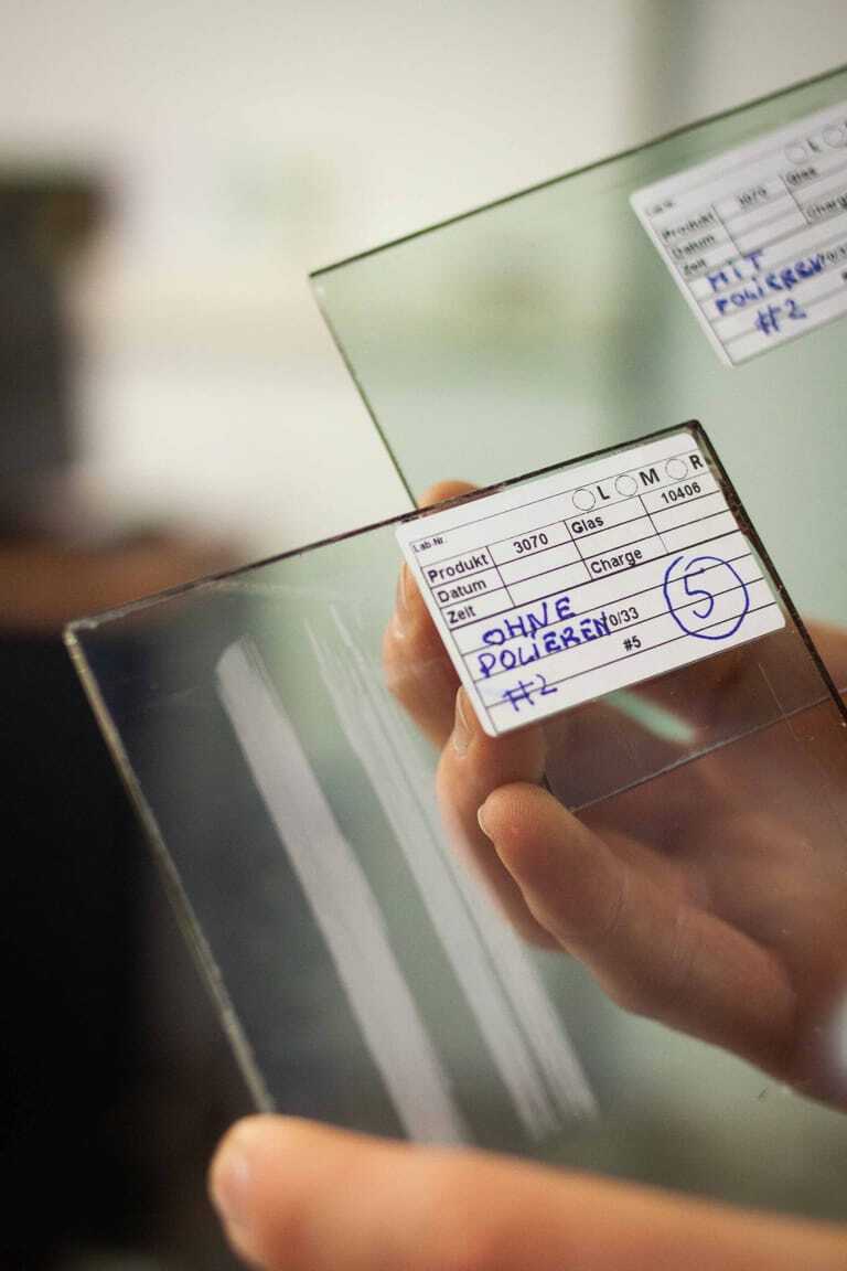 Proben nach dem Rubbeltest: Wie gut haftet die Beschichtung auf gealterten Glasoberfl&auml;chen?