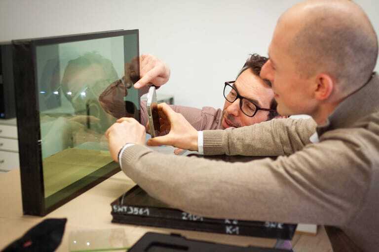 Die Beschichtung pr&uuml;fen: Bei Isolierglas l&auml;sst sich die Beschichtung der Einzelscheiben mit einem einfachen Lichttest &uuml;berpr&uuml;fen.