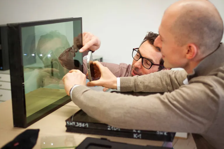 Die Beschichtung prüfen: Bei Isolierglas lässt sich die Beschichtung der Einzelscheiben mit einem einfachen Lichttest überprüfen.