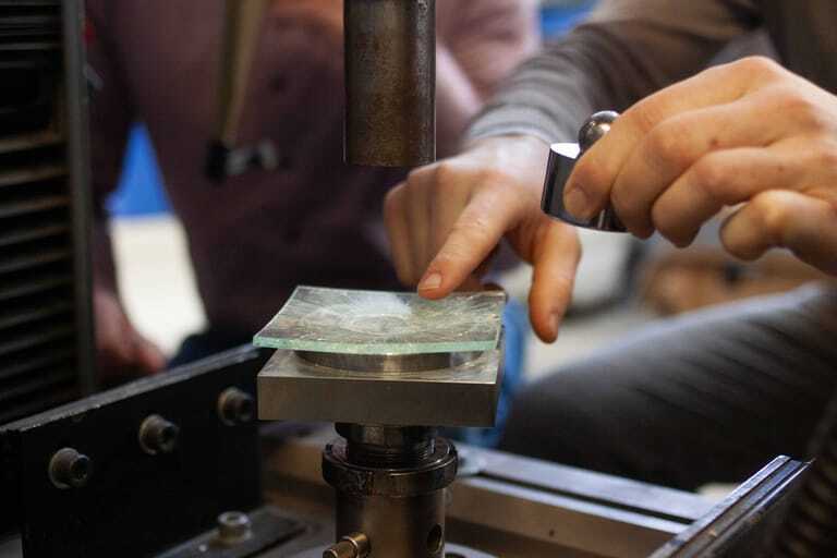 Das Bruchbild nach dem Biegeversuch: Reicht die Qualit&auml;t der alten Fensterscheibe aus, um sie in neuen Mehrfachgl&auml;sern wiederzuverwenden?