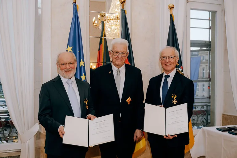 Wolfgang Schmalz, Ministerpr&auml;sident Winfried Kretschmann und Kurt Schmalz bei der Preisverleihung Ende M&auml;rz in Stuttgart (v.l.).