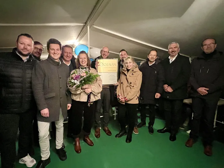 Beim gemeinsamen Schiffsausflug anl&auml;sslich des 25-j&auml;hrigen Jubil&auml;ums erhielt die H&ouml;ning-Gesch&auml;ftsf&uuml;hrung von ihren langj&auml;hrigen Gealan-Ansprechpartnern die goldene Partnerurkunde.