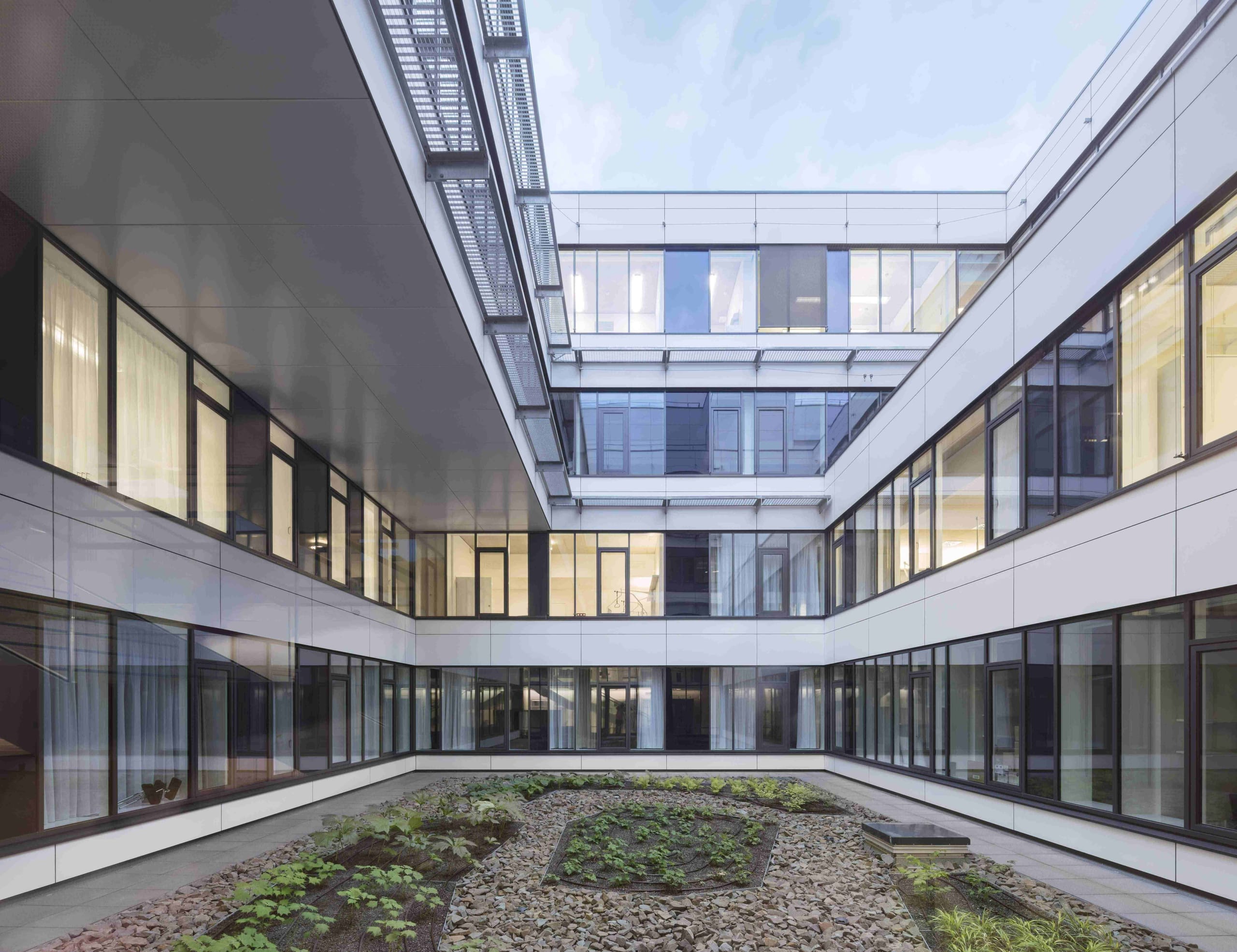 Transparenz, Hygiene und Sicherheit im Einklang: Brandschutzverglasungen sorgen in Krankenhäusern für ausreichend Tageslicht, ermöglichen eine einfache, hygienische Reinigung und verwandeln sich im Brandfall in eine schützende Barriere. In den Innenhof-Fassaden des Interdisziplinären Tumorzentrums Freiburg ITZ kommt deshalb die Brandschutzverglasung Contraflam (Lite) von Vetrotech zum Einsatz. Das Glas wird unter großer Hitze opak, um die Ausbreitung von Flammen und Rauch zu verhindern. Dies ist ideal für eine wirksame Raumabschottung im Ernstfall und kann Panik minimieren.