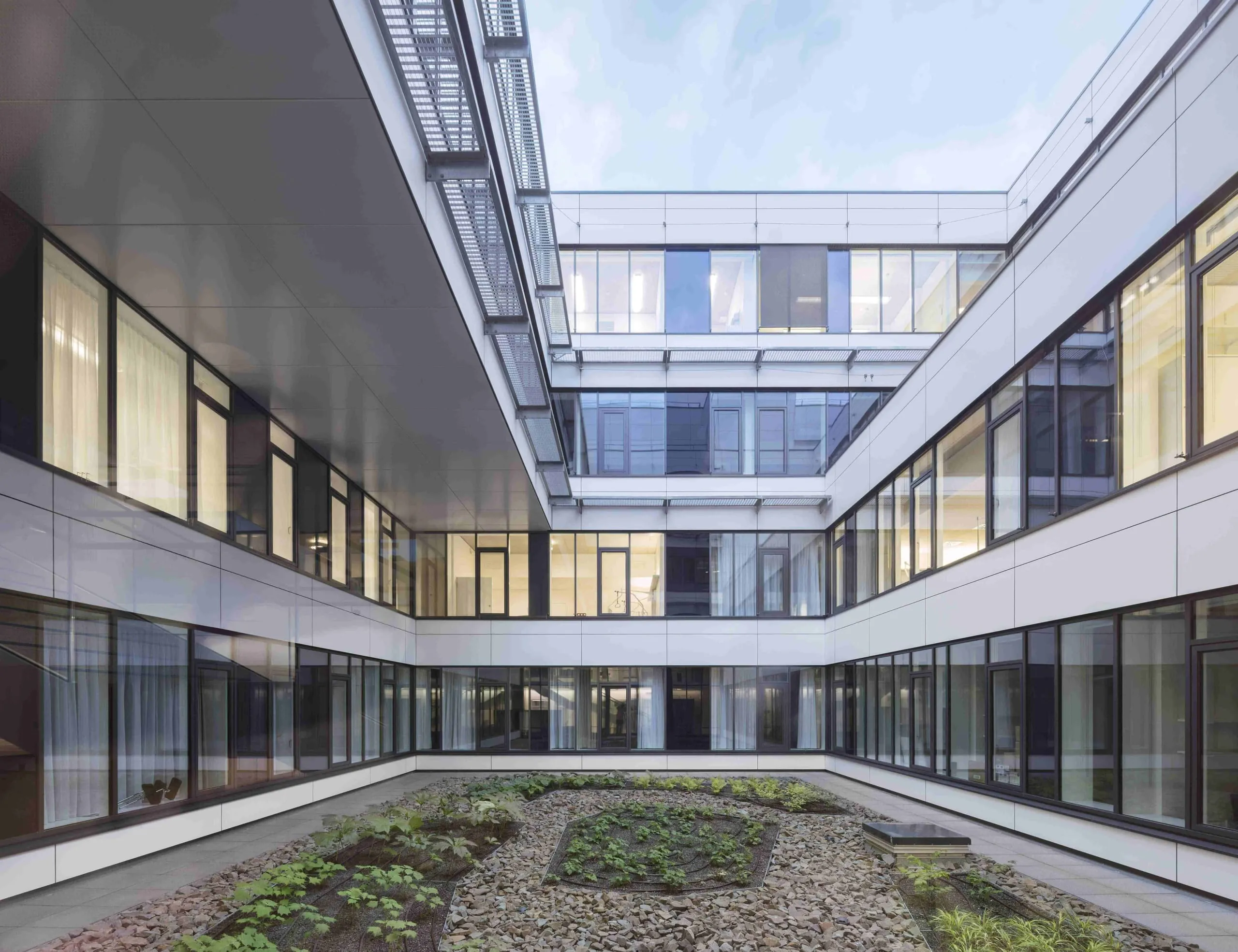 Transparenz, Hygiene und Sicherheit im Einklang: Brandschutzverglasungen sorgen in Krankenhäusern für ausreichend Tageslicht, ermöglichen eine einfache, hygienische Reinigung und verwandeln sich im Brandfall in eine schützende Barriere. In den Innenhof-Fassaden des Interdisziplinären Tumorzentrums Freiburg ITZ kommt deshalb die Brandschutzverglasung Contraflam (Lite) von Vetrotech zum Einsatz. Das Glas wird unter großer Hitze opak, um die Ausbreitung von Flammen und Rauch zu verhindern. Dies ist ideal für eine wirksame Raumabschottung im Ernstfall und kann Panik minimieren.