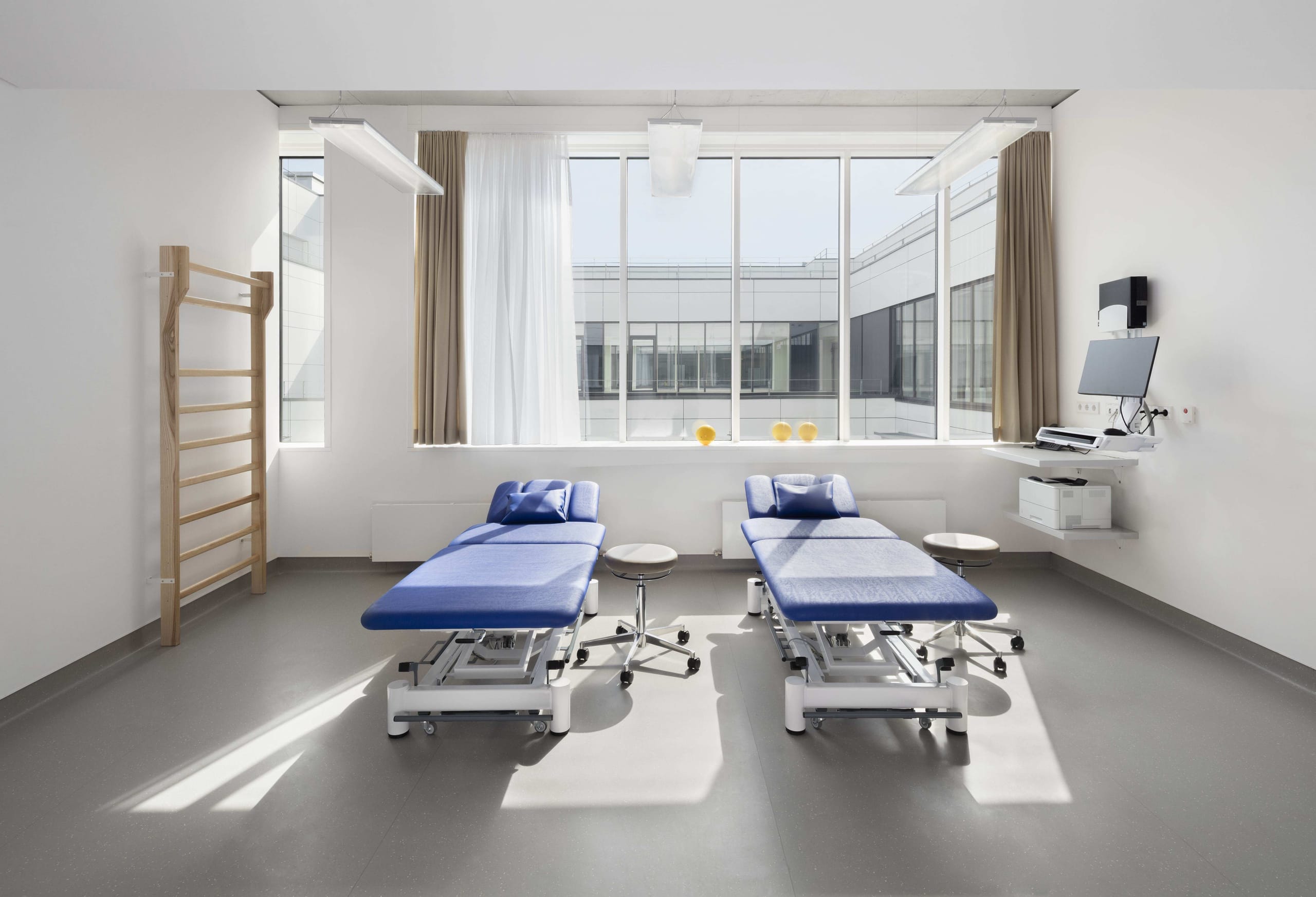 Das Contraflam Brandschutzglas sorgt in den Patientenzimmern (im ITZ Freiburg) innerhalb eines sicheren und geschützten Rahmens für eine heilungsfördernde, lichtdurchflutete Atmosphäre. Die Brandschutzverglasung von Vetrotech kann nahtlos mit geprüften Profilsystemen verschiedener Partner kombiniert werden. So ist sichergestellt, dass medizinische Einrichtungen leistungsstarke Glaslösungen mit passenden Brandschutztüren, Rahmen, Beschlägen und Zubehör der Systemanbieter erhalten.