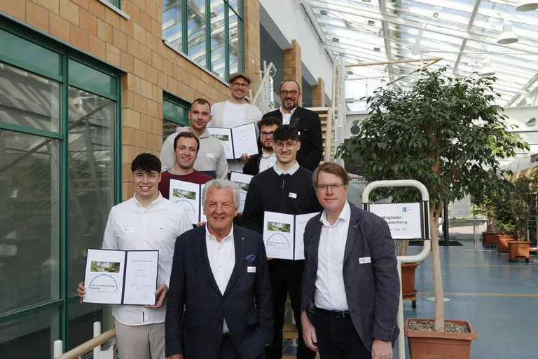Stiftung zeichnet Meistersch&uuml;ler aus: Horst Marschall (vorne Mitte) und Daniel Wensauer-Sieber (vorne rechts) &uuml;berreichten f&uuml;nf Meistersch&uuml;lern des aktuellen Kurses an der Fachschule in Karlsruhe Stipendien in H&ouml;he von 10.000 bzw. 5.000 Euro: (v. li.) Marvin Alle, Lukas H&auml;rling, Jonas Arnold, Samuel Reuter, Lars J&auml;ckle und Lukas Ostwald. Oben rechts: LIM J&uuml;rgen Sieber.
