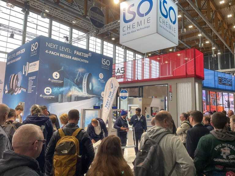 Starker Andrang am ISO-Chemie Stand w&auml;hrend der Live-Montage-Challenge.