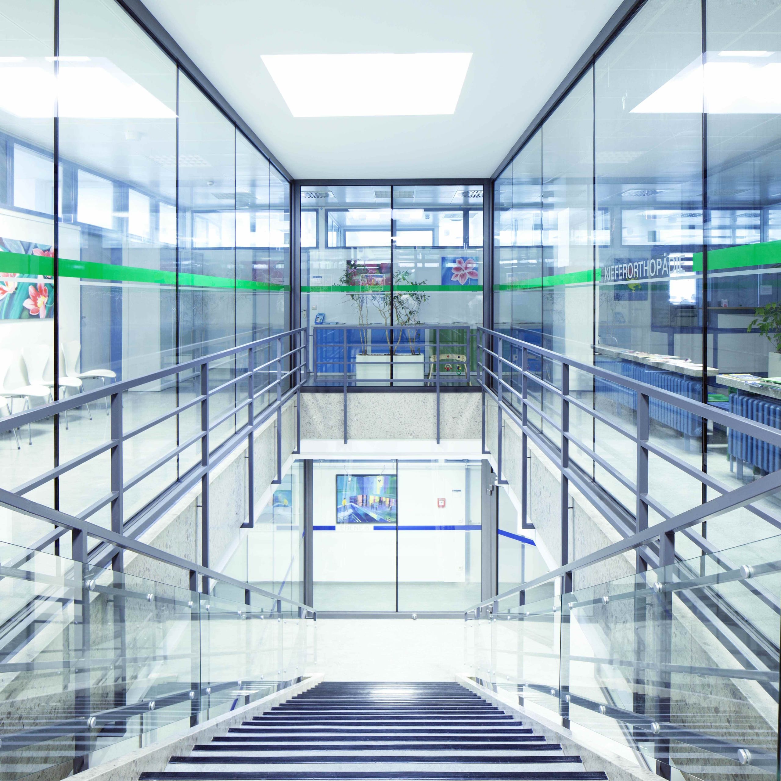 Im zentralen Erschließungsbereich der Zahnklinik Tübingen ermöglicht Contraflam Structure offene Sichtachsen und sichere Fluchtwege. Vetrotechs Brandschutzgläser entsprechen den lokalen und internationalen Brandschutzvorgaben im Gesundheitswesen und halten Feuer 30, 60, 90 oder 120 Minuten (je nach Vorgabe der zu erfüllenden Normen) stand. Sie schützen vor Hitze, Rauch und Flammen und unterstützen die Einhaltung von Hygienevorschriften, Nachhaltigkeit und langfristige Haltbarkeit.