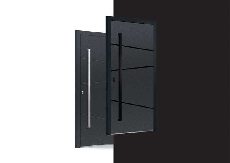 Alle sichtbaren Beschlagteile und Designelemente sind bei den Aluminium-Haustüren der Gugelfuss Black-Edition in Tiefschwarz-Feinstruktur ausgeführt. Dazu zählen die Griffstange außen, der Innendrücker mit Rosette und auch die Außenrosette mit Kernziehschutz.