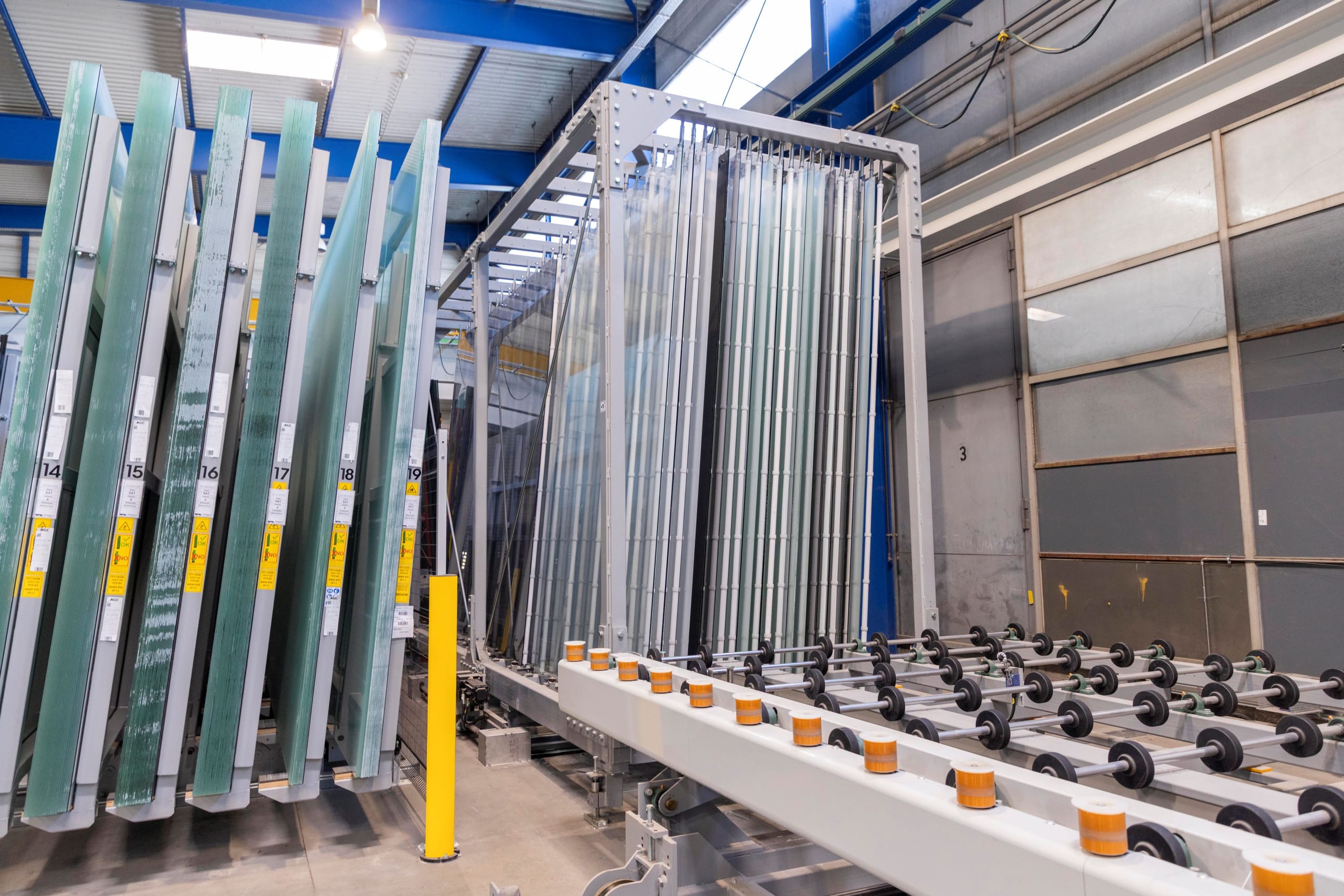 Das bei Arbonia eingesetzte Lisec System besteht aus einem Fächerregalsystem LBR in Kombination mit Restplattenspeicher RPS und einer verfahrbaren Glasauflegestation ATL.